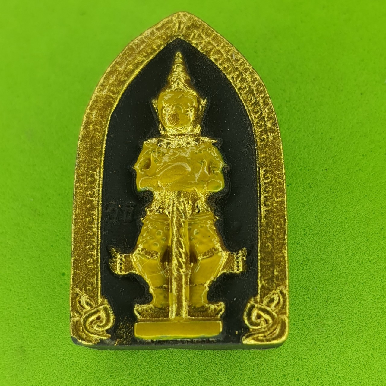 พระเครื่อง ท้าวเวสสุวรรณ เลี่ยมกรอบสีดำ แต่ง สีเหลือง รุ่น แก้ปีชง รวยไม่จบ จนไม่เป็น ภัยไม่มี ท้าวเวสสุวรรณ พระแท้ ท้าวเวสสุวัณ