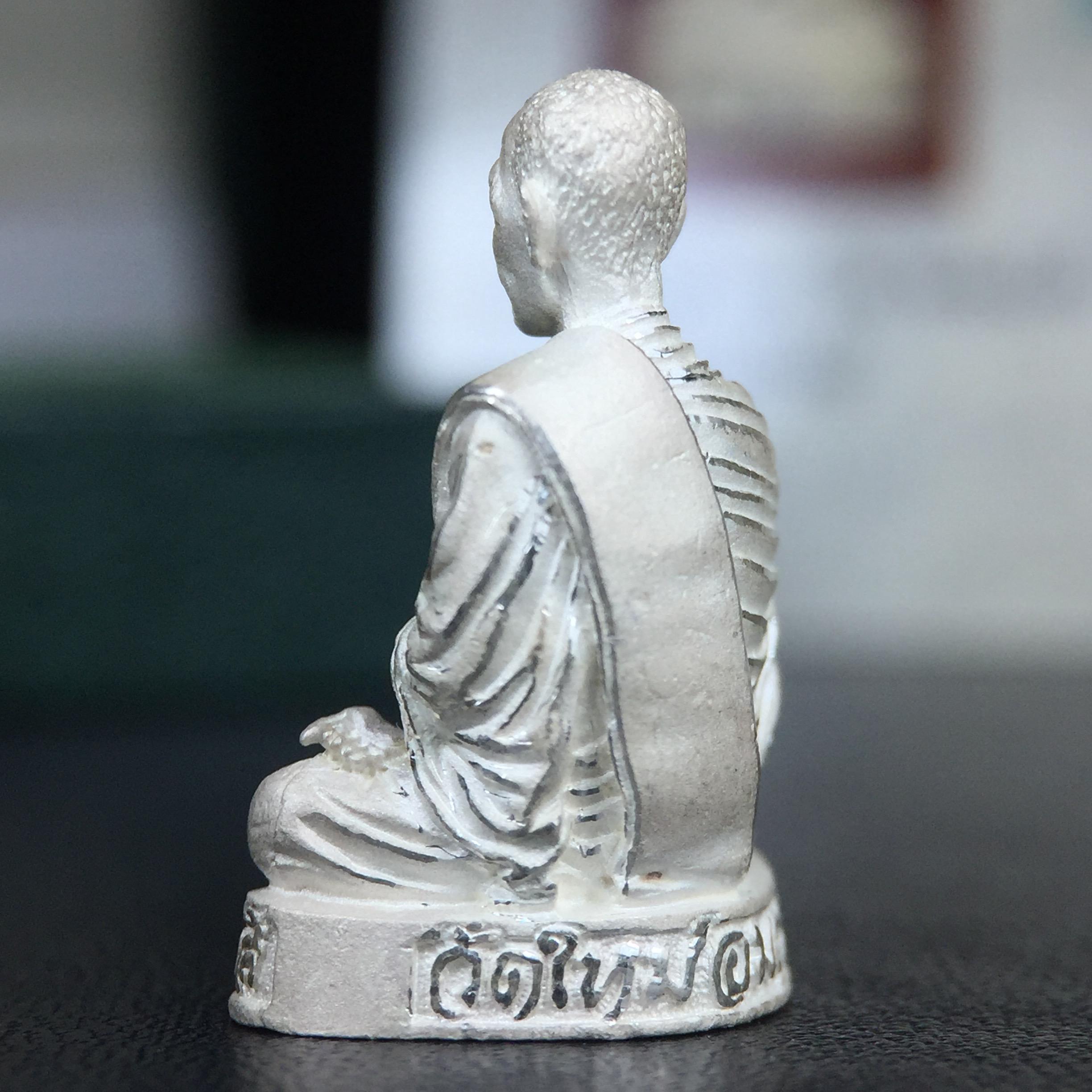 รูปเหมือนสมเด็จพระพุฒาจารย์ (โต พรหมรังสี)วัดใหม่อมตรส บางขุนพรหม ปี2540 รุ่นกาญจนาภิเษก จัดสร้างในวโรกาสที่รัชกาลที่ 9 ทรงครองสิริราชสมบัติ ครบ 50ปี ลอยองค์พิมพ์ใหญ่ เนื้อเงินบริสุทธิ์ 99.9% แบบทรายนวลขัดเงาบางส่วน พร้อมกล่องใบรับรองเดิมครบ