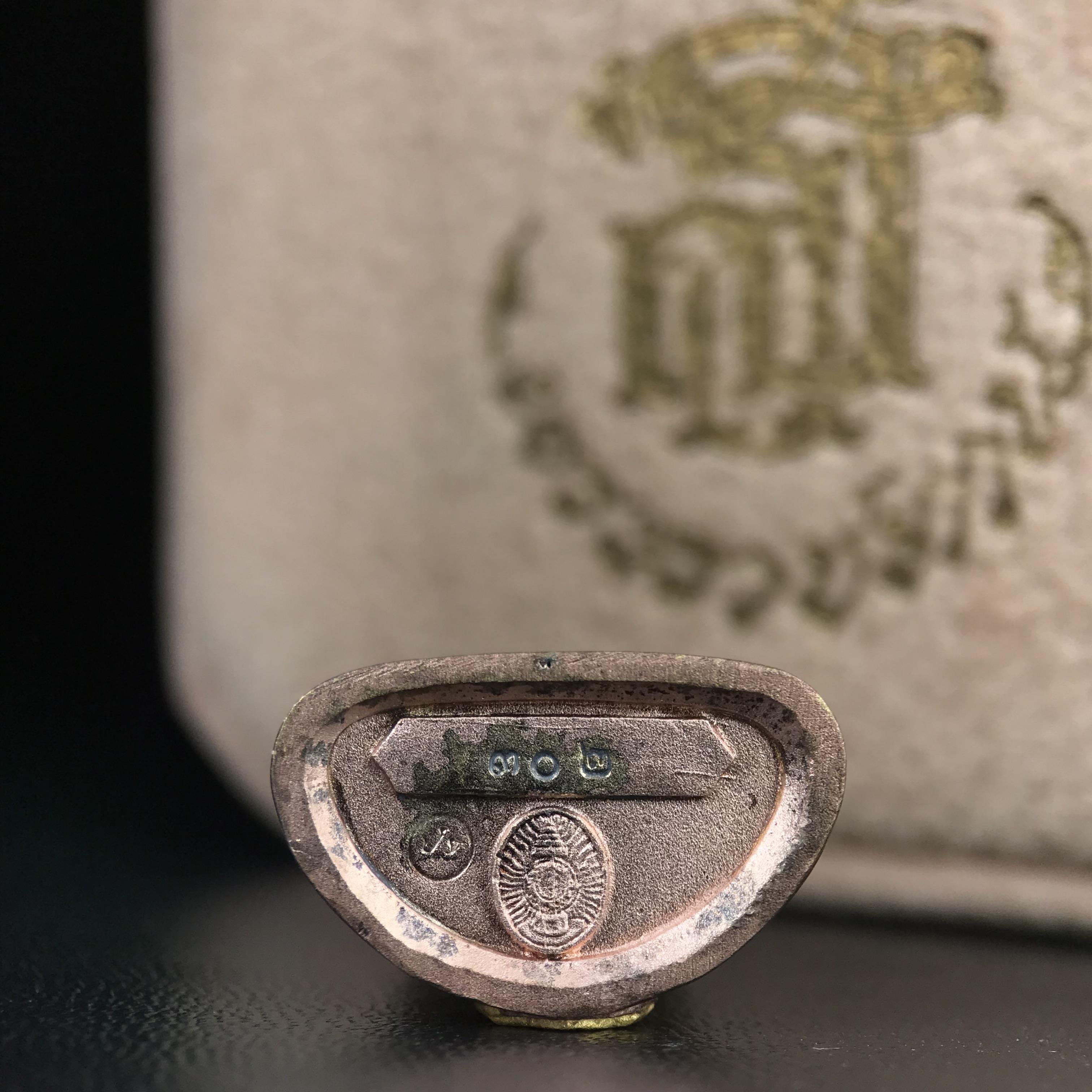 พระกริ่งพระพุทธนวราชบพิตร ตรากาญจนาภิเษกครองสิริราชสมบัติครบ 50 ปี รัชกาลที่9 ปี2540 เนื้อเงินสามกษัตริย์(ผิวเดิมสวย ครบ สมบูรณ์)พร้อมกล่องบรรจุเดิมครบ ชุดพระราชทาน(หายาก)