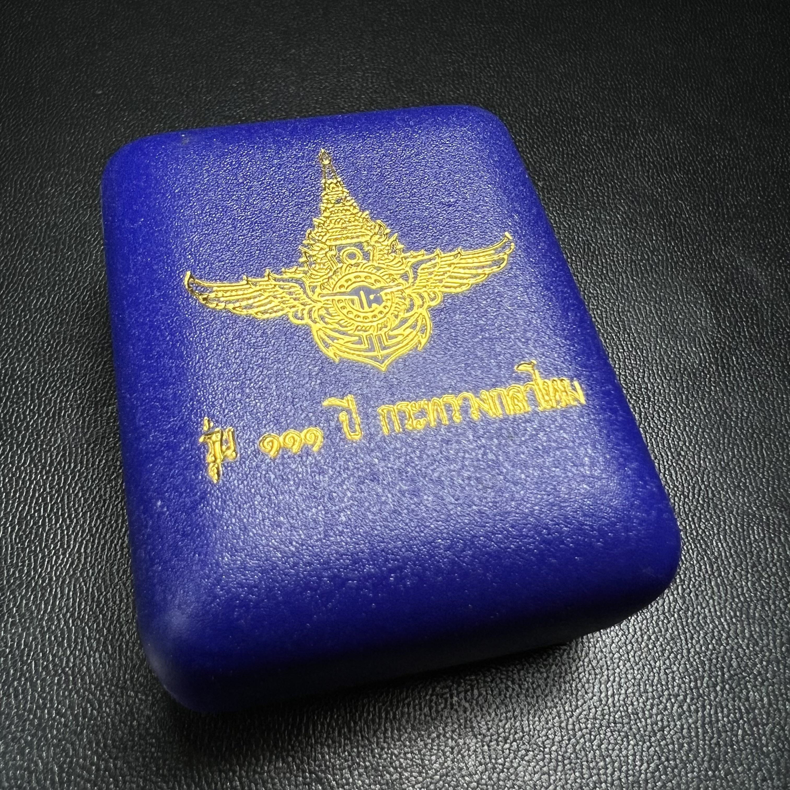 รูปเหมือนหล่อลอยองค์หลวงปู่ทวด รุ่น 111ปี กระทรวงกลาโหม เนื้อนวโลหะรมดำ-ปัดเงา ปี2540 พิธีใหญ่ เข้มขลัง นิยม พร้อมกล่องบรรจุเดิม(คัดสภาพสวยผิวเทพๆผิวรุ้งๆ)ทั้งพิธีทั้งพุทธศิลป์ทรงคุณค่าอีกหนึ่งรุ่นยอดนิยม