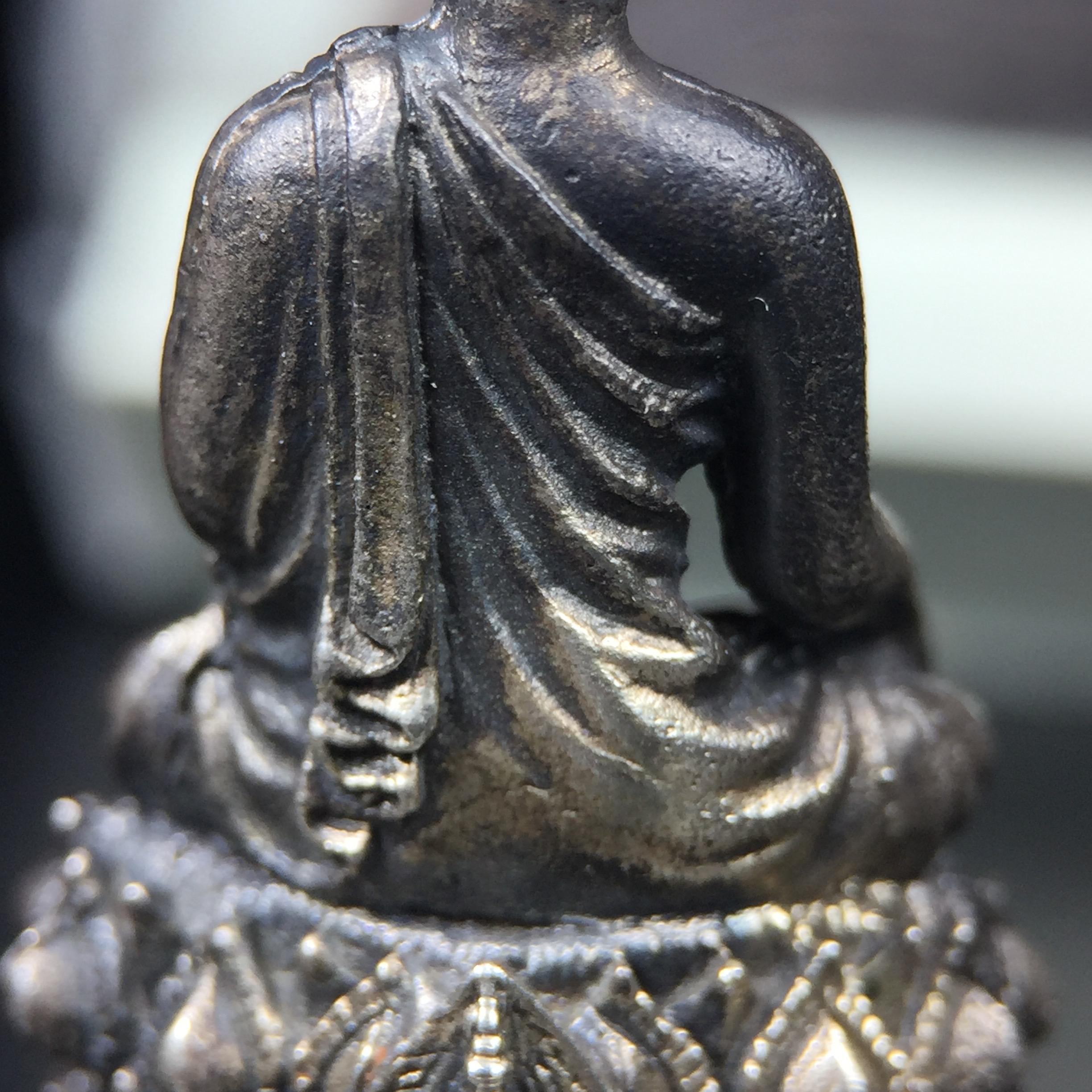 พระกริ่งพรหมรังสี อนุสรณ์ 190 ปี สมเด็จพระพุฒาจารย์ โต วัดอินทรวิหาร ปี2521 เนื้อเงิน(ผิวเดิมเข้มขลัง)พิธีมหาพุทธาภิเษกครั้งยิ่งใหญ่ พิธีสรรพสิทธิชัยไพรีพินาศมหามังคลาภิเษก หมายถึงฤกษ์การปลุกเสกที่เน้นด้านโชคลาภ มีชัยชนะต่อศัตรูการค้า การงาน(รุ่นนี้แนะนำ)