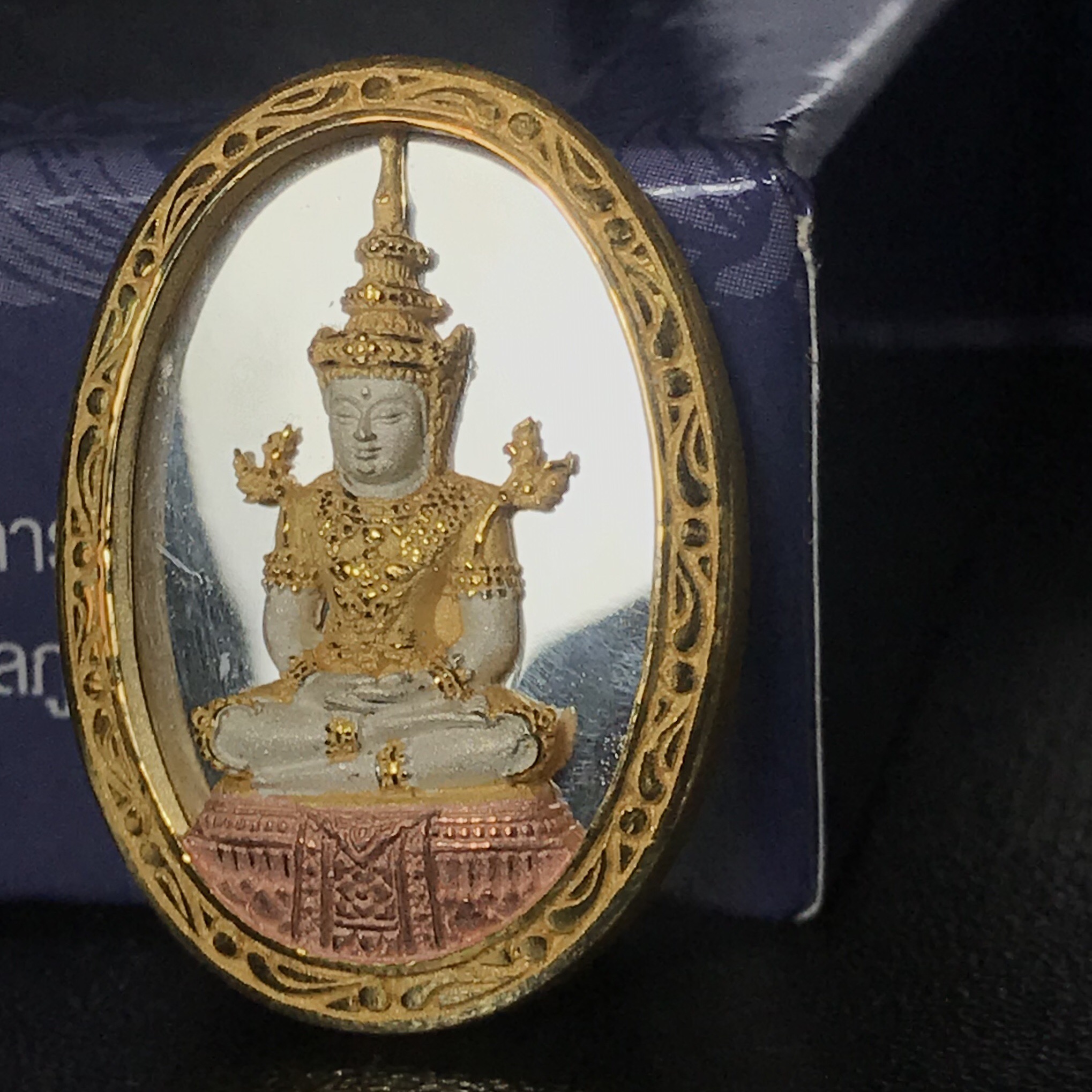 พระแก้วมรกต ภปร. ปี2547 จัดสร้างโดย รพ.ภูมิพลฯ เนื้อเงิน(3 กษัตริย์)เหรียญทรงกลมรี(1ใน3000องค์)