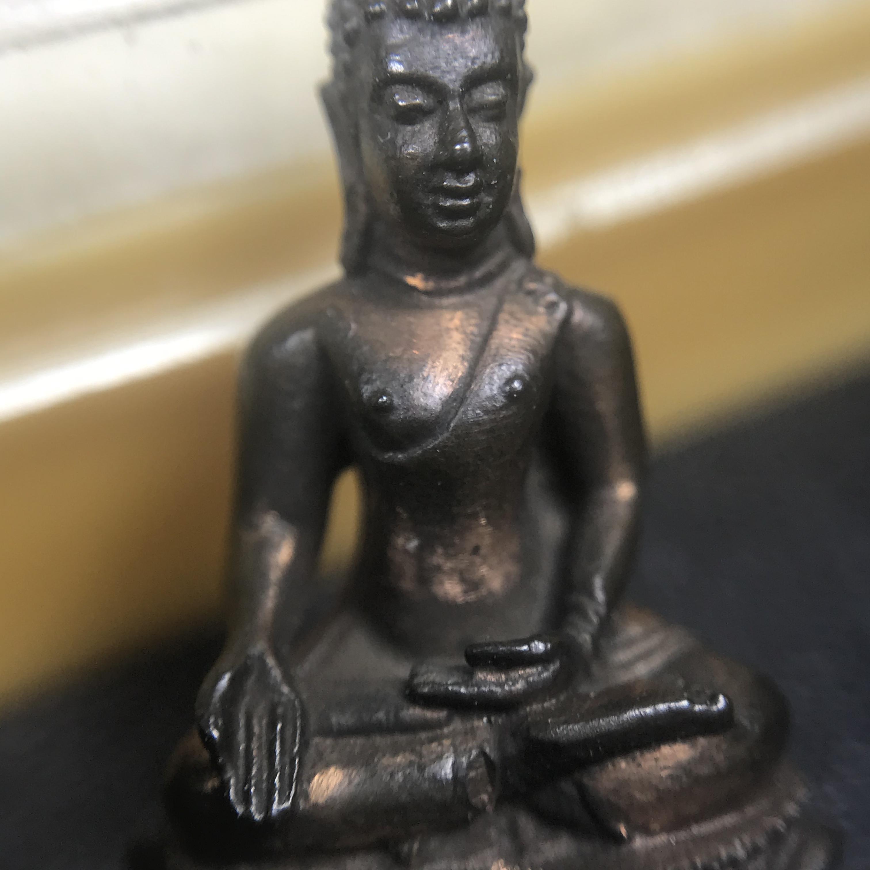 พระกริ่งไพรีพินาศ(รุ่นแรก สมเด็จพระญาณสังวร) วัดเพชรวราราม รุ่นเขาค้อ เนื้อนวโลหะ ตอกโค้ต ปี2520 จ.เพชรบูรณ์(คัดสภาพสวยครบกล่องบรรจุเดิม)(1ใน2309 องค์)