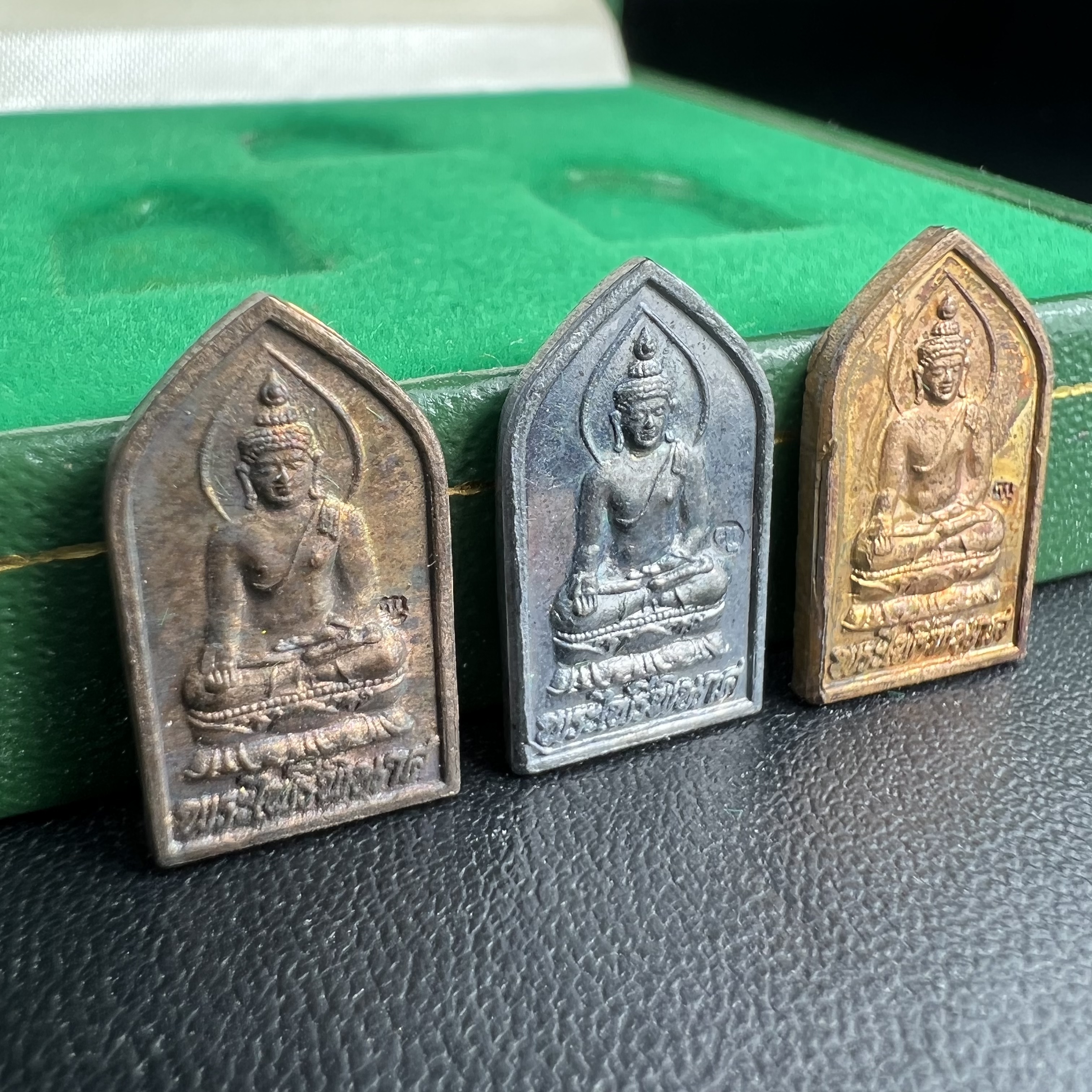 เหรียญพระไพรีพินาศ วัดบวรนิเวศราชวรวิหาร ปี2534 พิมพ์ห้าเหลี่ยม(เนื้อนวโลหะ-เนื้อเงิน-เนื้อทองแดง)(พระชุดหลักสายสมเด็จพระญาณสังวร สมเด็จพระสังฆราชองค์ที่19) (หายากสภาพสวยกล่องเดิมครบสมบูรณ์) 1ใน 700 ชุด