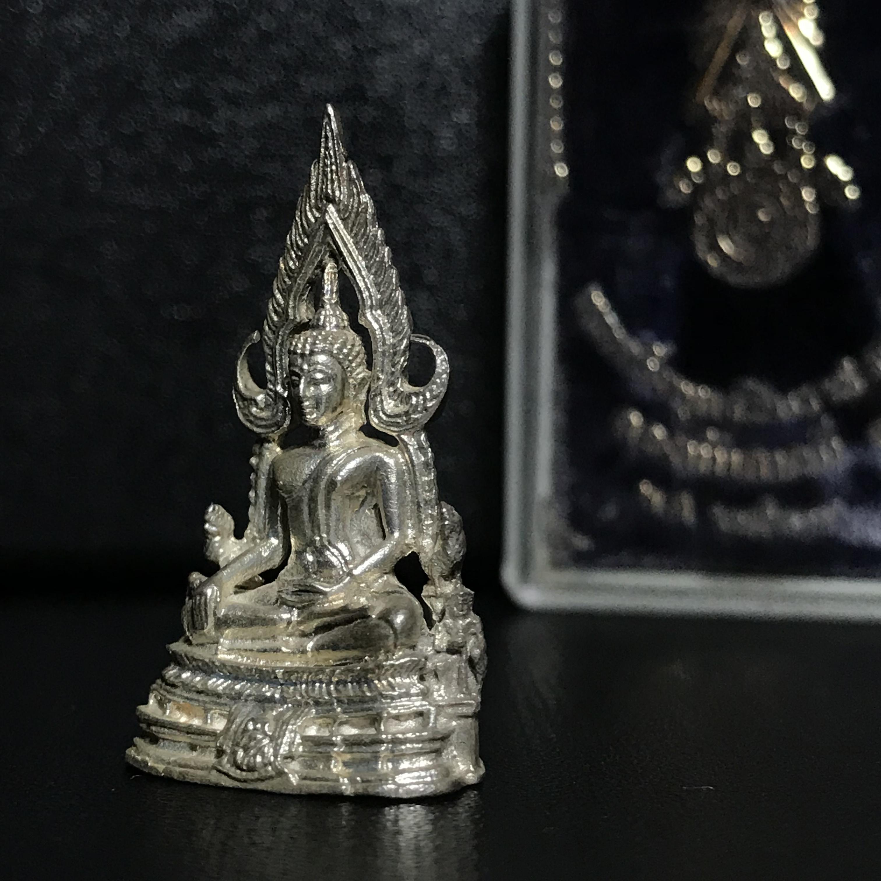 พระกริ่งพระพุทธชินราช ภปร. กองทัพภาคที่3 ปี2517 เนื้อเงินกล่องเดิมหายาก(ในหลวง ร.9 เสด็จเททอง)