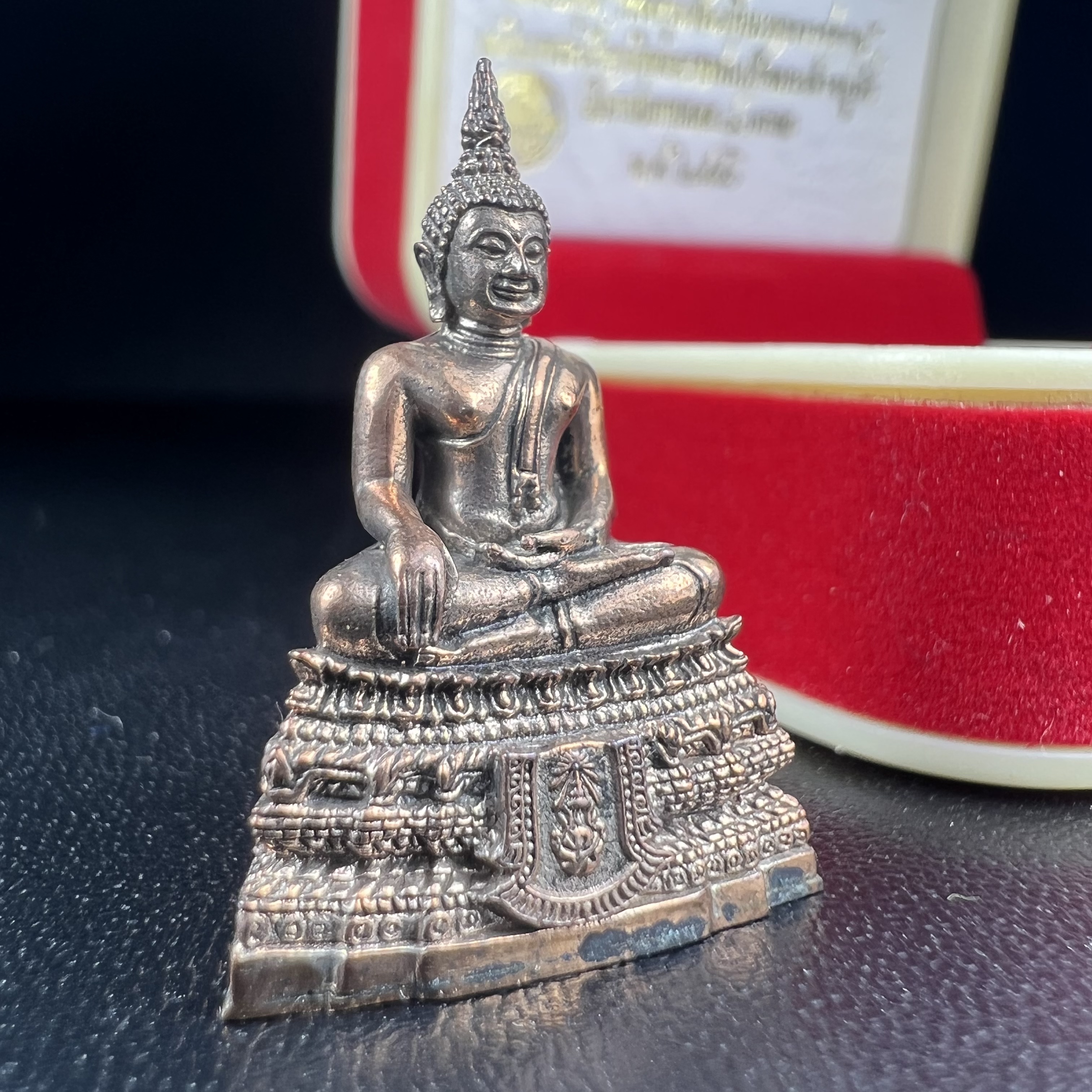 พระกริ่งพระพุทธชินสีห์ ภปร. (รุ่น2) เนื้อนวโลหะ กองทุนฟันเทียมพระราชทาน ในวโรกาสมหามงคล 80 พรรษา ปี 2550 (1 ใน 6499 องค์)