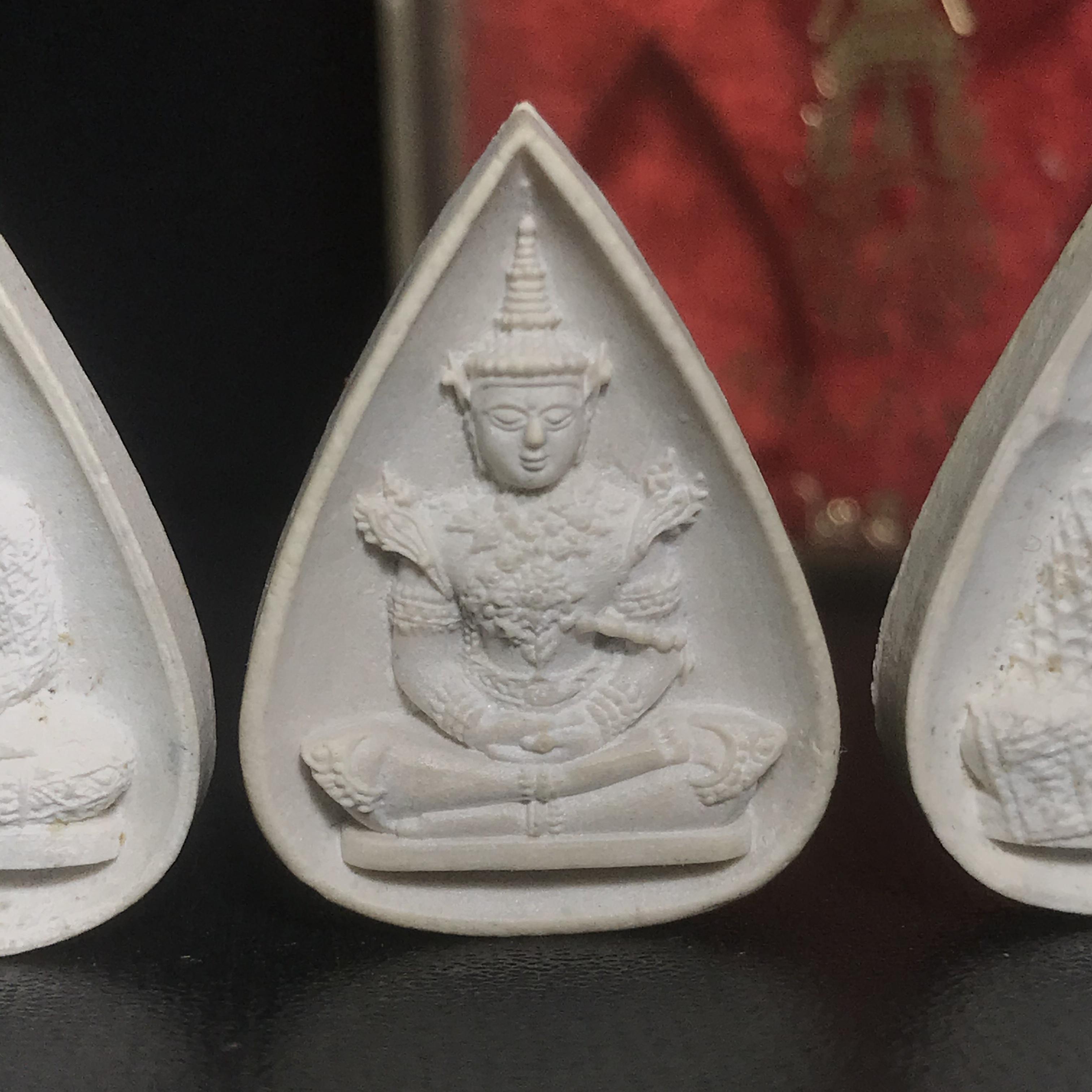 พระแก้วมรกต หลัง ภปร. เนื้อผง ปี2530 พระดี พิธีใหญ่ ประกอบพิธีพุทธาภิเษกพร้อมกับพิธีพระกริ่งปวเรศ ปี2530 วัดบวรนิเวศและวัดพระแก้ว(ครบชุดสามฤดูกล่องเดิมครบ)หายาก