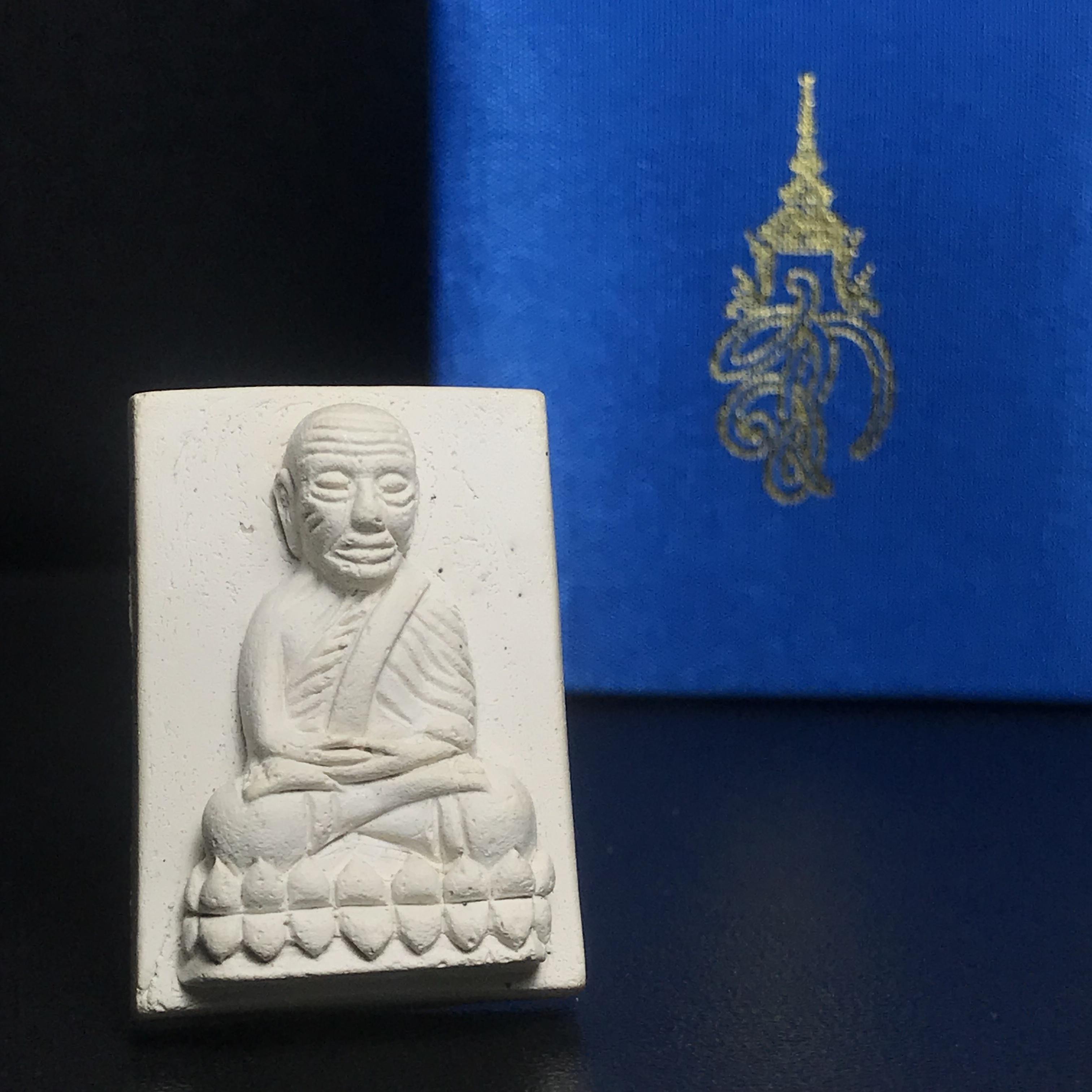 หลวงพ่อทวด รุ่น สก. วัดห้วยมงคล พิมพ์สี่เหลี่ยมใหญ่ หลังฝังชิ้นเนื้อบางขุนพรม กรรมการสามโค๊ต(ตอกเลข) เนื้อขาวผสมผงเก่าบางขุนพรหม รุ่น2(1ใน 999องค์)