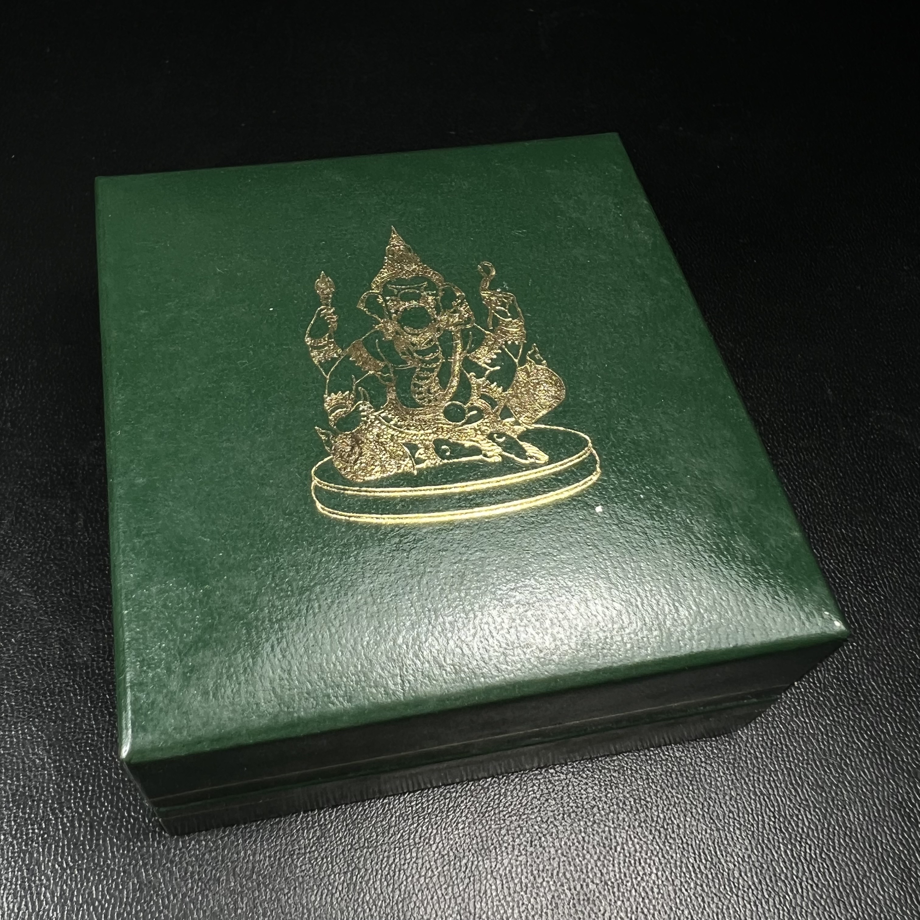 พระพิฆเนศ เทวสถานโบสถ์พราหมณ์ ปี 2539 รูปหล่อลอยองค์เนื้อเงิน 99.9% (พ่นทรายขัดเงาบางส่วน) พิมพ์เล็ก(ขนาดประมาณ 1.3 * 0.8 ซม.) พร้อมกล่องบรรจุเดิมครบ ผลิตโดย บ.แพรนด้า จิวเวลรี่(สภาพสวยเดิม พิธีใหญ่ พุทธศิลป์งดงาม)