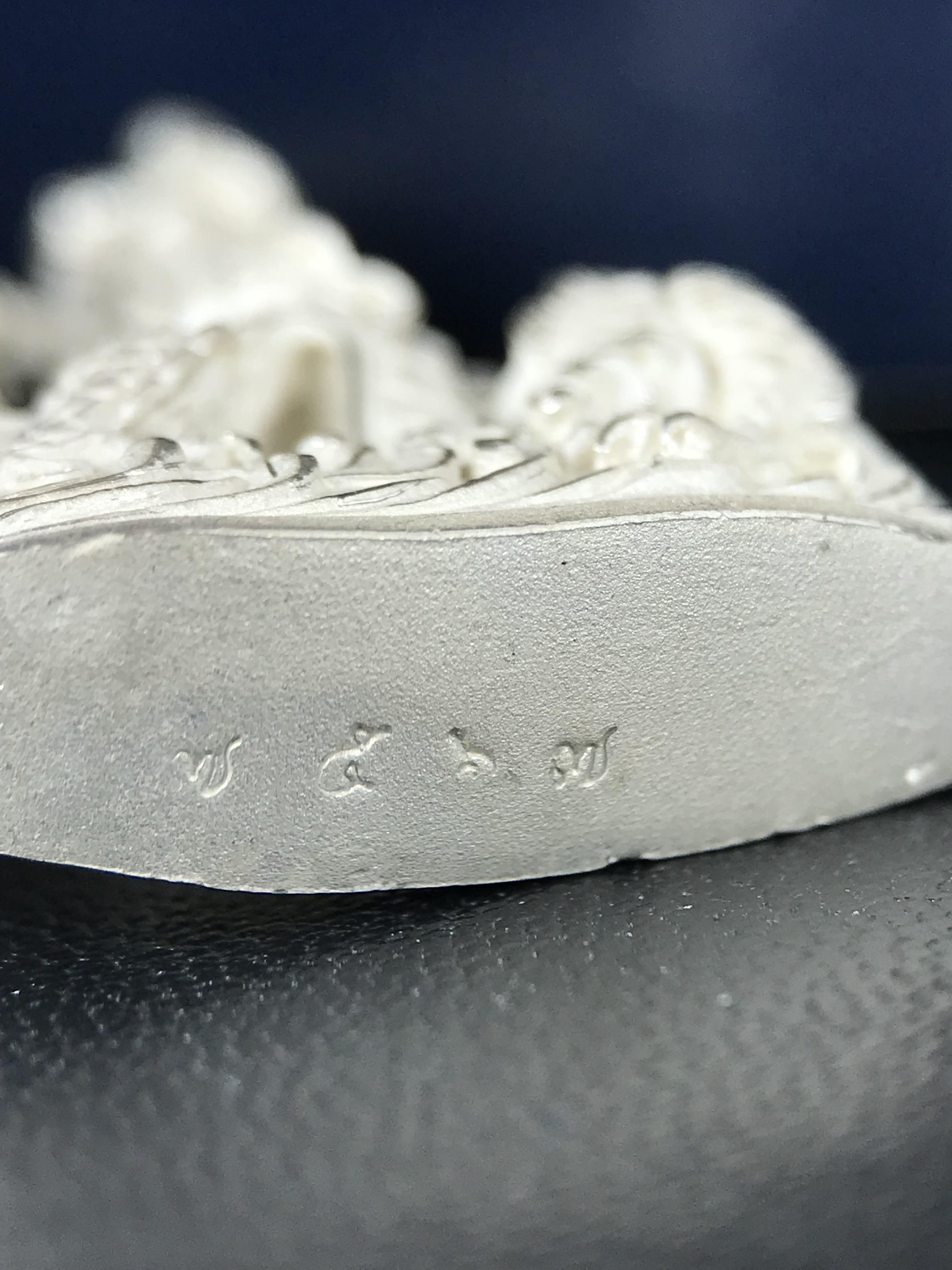 รูปหล่อลอยองค์พระโพธิสัตว์กวนอิม ทรงประทับมังกร จ.ระนอง เนื้อเงินพ่นทรายขัดเงาบางส่วน พิมพ์ใหญ่(สภาพผิว สวยงดงาม ทรงคุณค่า) เฉลิมฉลองในวโรกาสที่พระบาทสมเด็จพระเจ้าอยู่หัวทรงครองสิริราชสมบัติครบ 50 ปี จ.ระนอง พ.ศ.2539