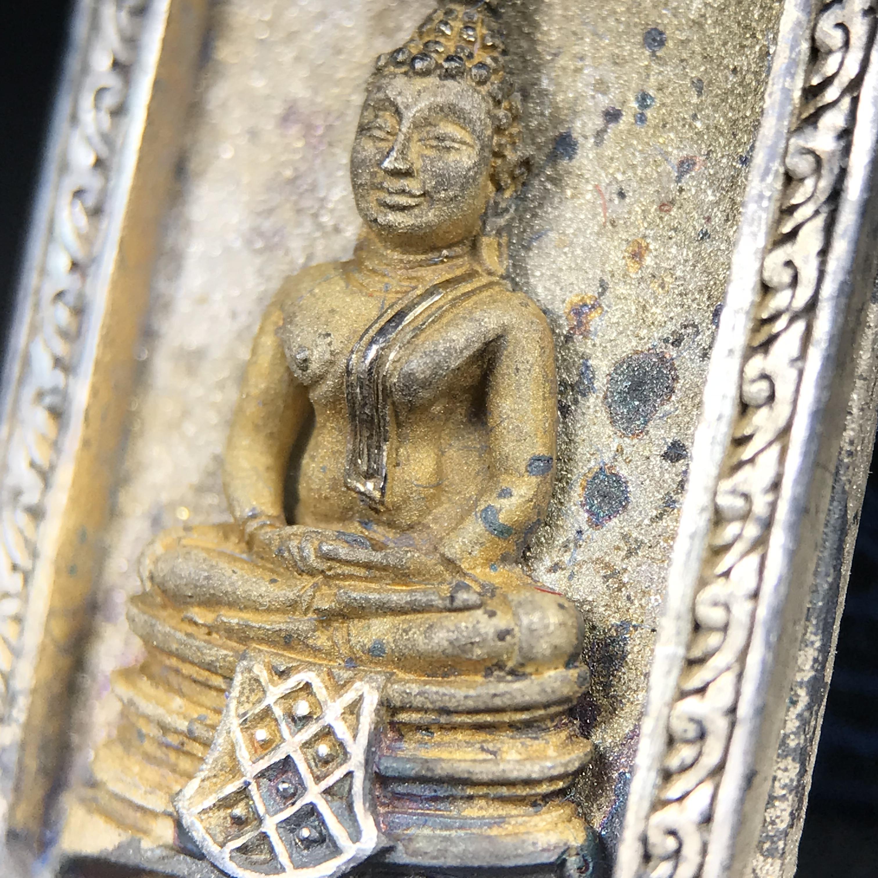 พระพุทธโสธร(หลวงพ่อโสธร) รุ่นสร้างอุโบสถ พิธีมหาพุทธาภิเษก ณ พระอุโบสถวัดโสธรวรารามวรวิหาร ปี 2539 เนื้อเงินทรายนวลขัดเงาบางส่วน พิมพ์แปดเหลี่ยม(หายากสร้างน้อย)กล่องบรรจุเดิมครบสมบูรณ์สวยงดงาม(เนื้อเงินผิวเดิมรุ้งสวยสวย องค์หมายเลขสวย ๗๔๔๕)