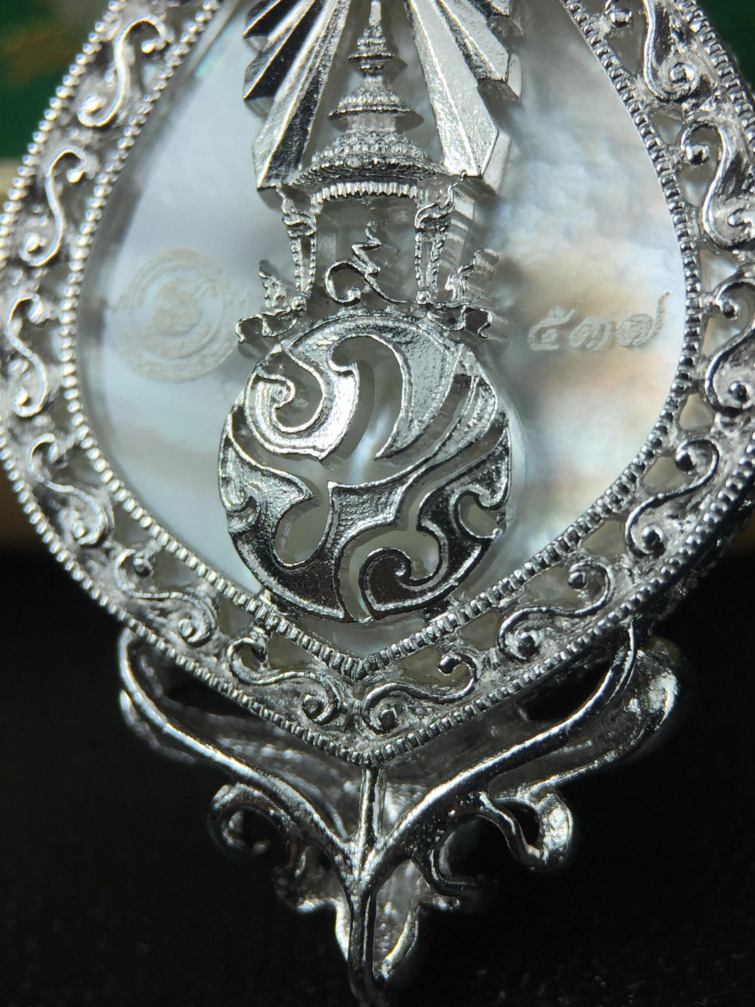 พระพุทธชินราช(จำลอง) ภปร. 84 พรรษา ทรงหยดน้ำ เนื้อเงินชุบทองคำขาว ขนาด 20*36 มม. (พระราชทานมวลสาร จิตรลดาและเส้นพระเจ้า(เส้นผม)รัชกาลที่9)พุทธศิลป์ทรงคุณค่าอีกหนึ่งรุ่นยอดนิยม งดงาม ทรงคุณค่า หายาก