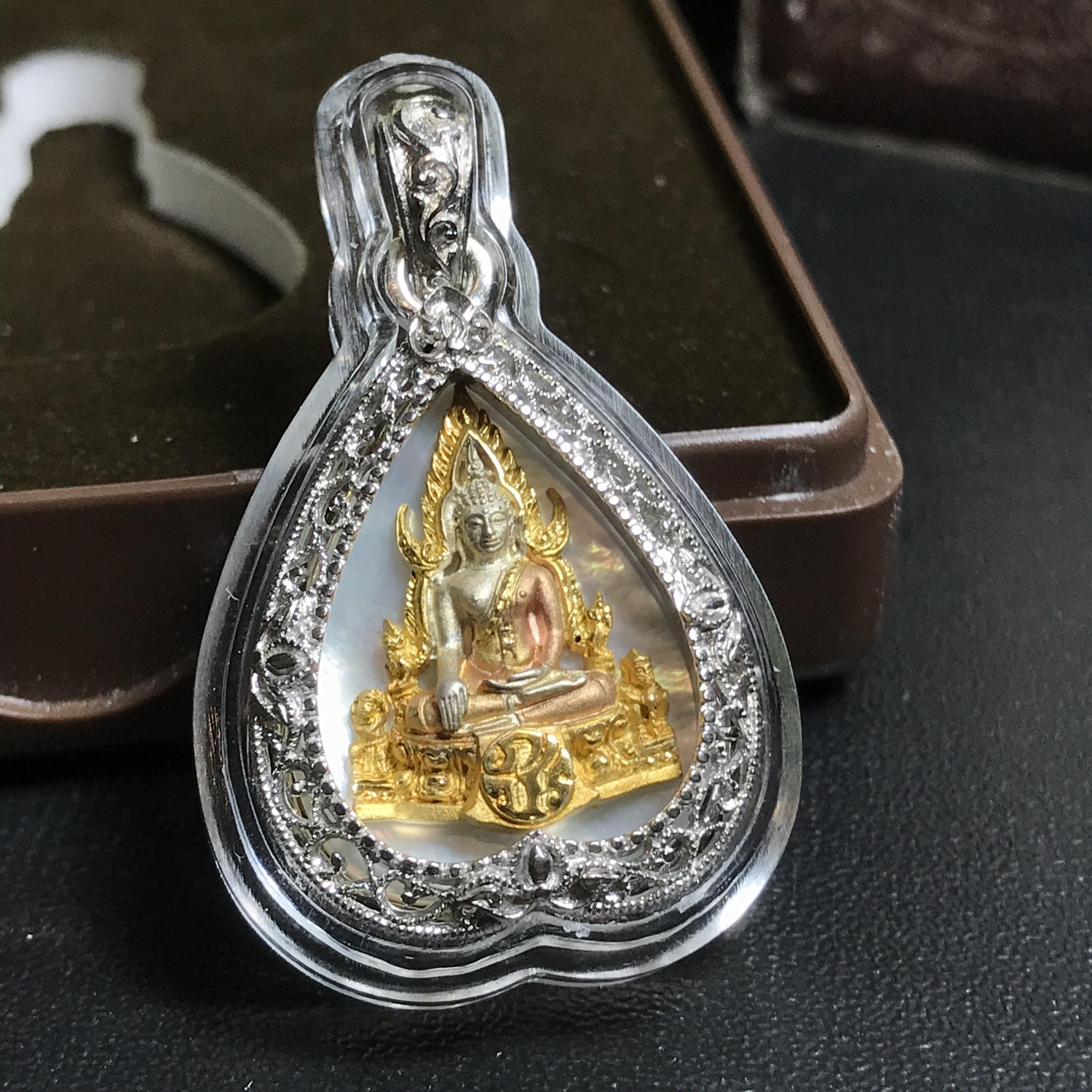 พระพุทธชินราช ภปร. โครงการ "เพราะแผ่นดินนี้ คือ แผ่นดินเกิด" ปี2548(รุ่นแรก) เหรียญทรงใบโพธิ์ ขนาด 21 x 29 มม. เนื้อเงินสามกษัตริย์