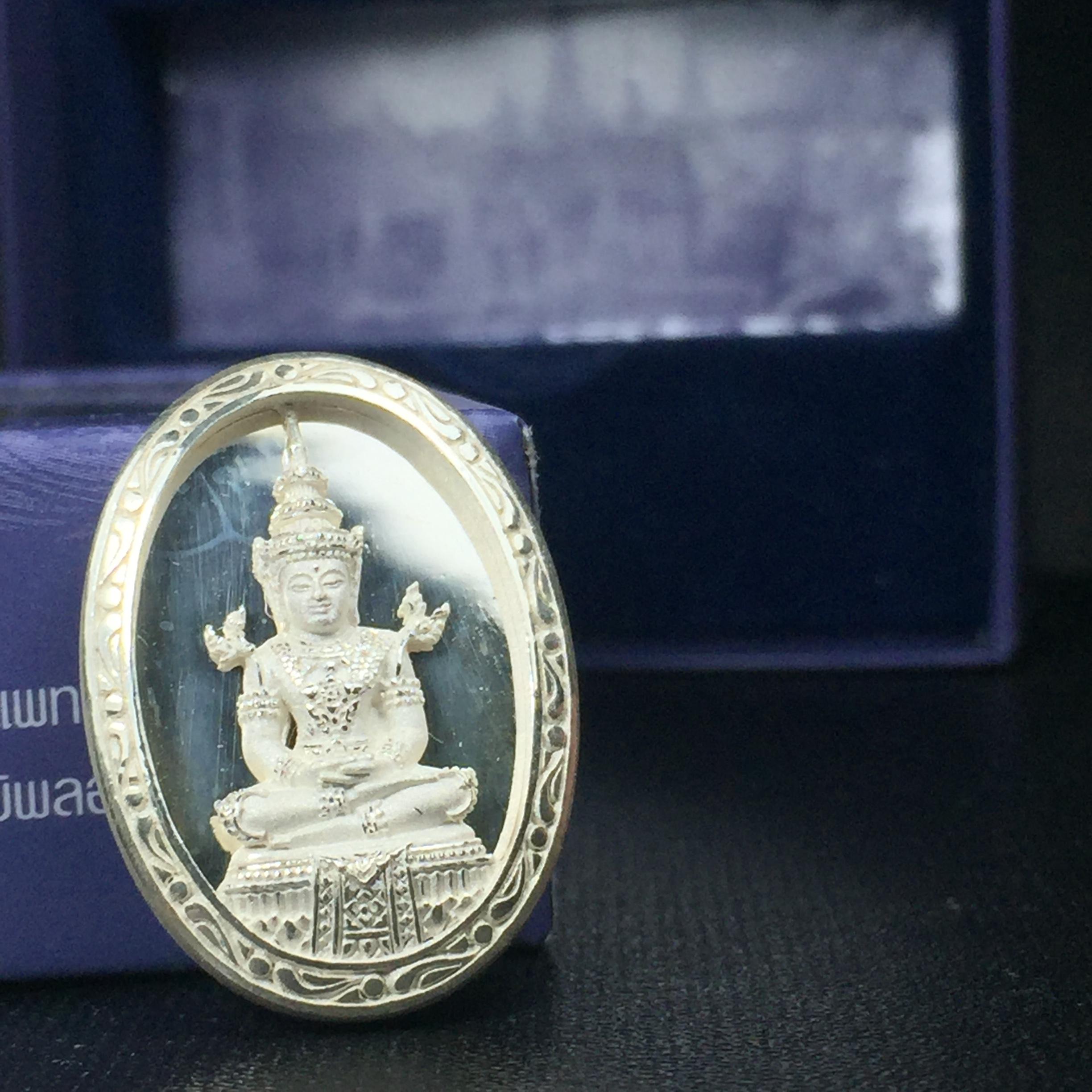 พระแก้วมรกต ภปร. ปี2547 จัดสร้างโดย รพ.ภูมิพลฯ เนื้อเงิน เหรียญทรงกลมรี(1ใน3000องค์)