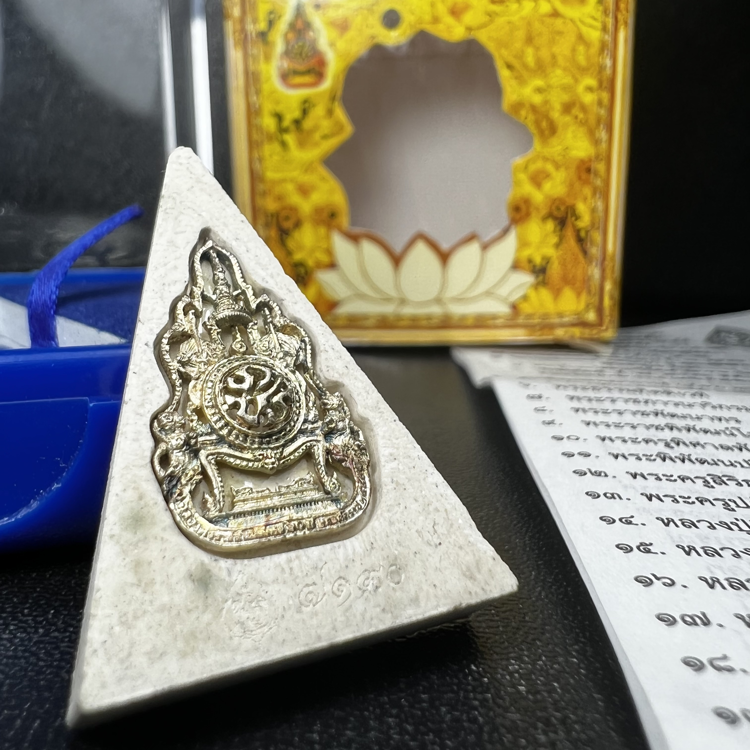 พระแก้วมรกต(จำลอง)ทรงเครื่องฤดูร้อน พระผงบูชา ด้านหน้าปิดทอง ด้านหลังตราสัญลักษณ์ฉลองสิริราชสมบัติครบ 60ปี เนื้อเงิน(รุ่นนี้ได้พระราชทานเส้นพระเจ้า(เส้นผม)รัชกาลที่9ในการจัดสร้าง)