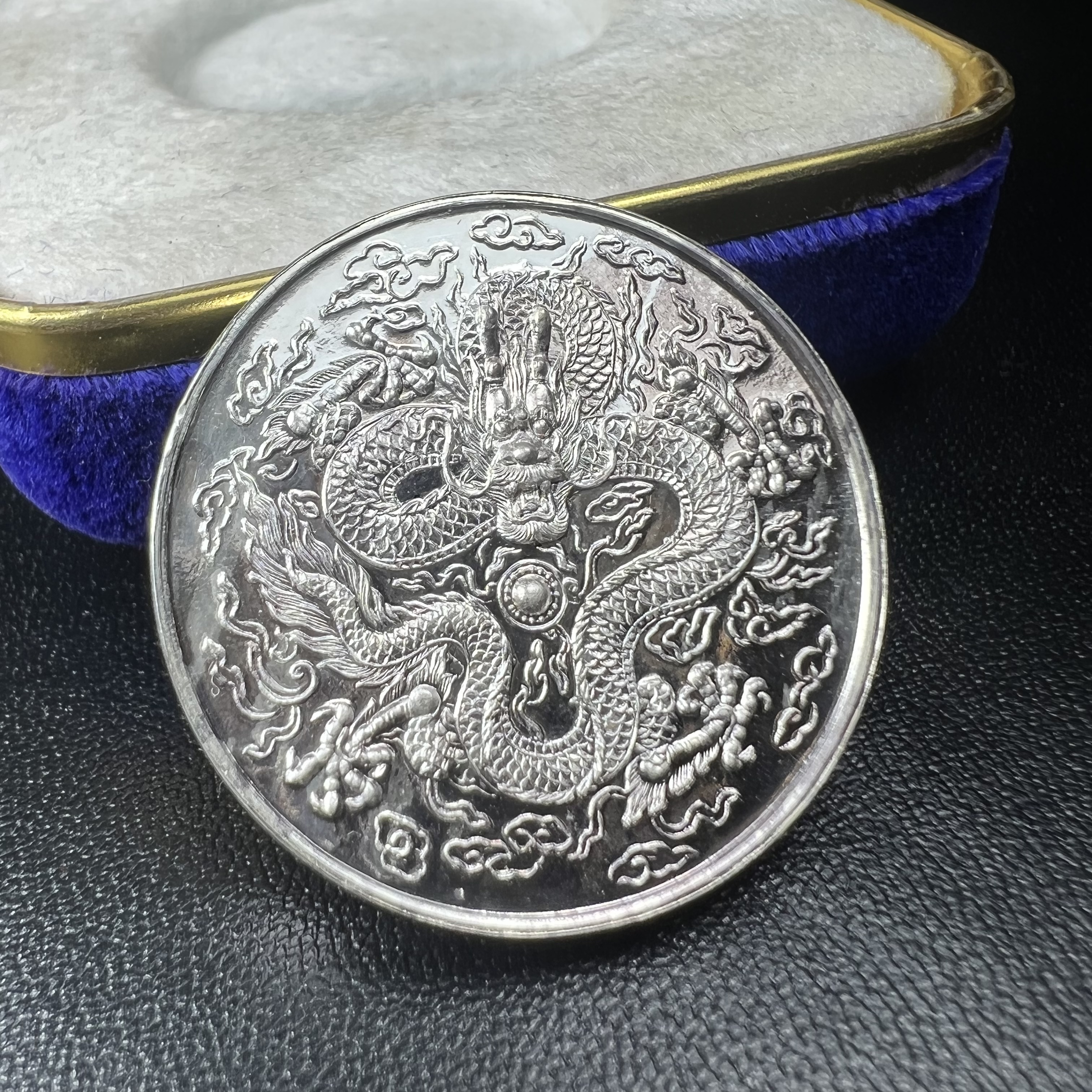 เหรียญพระอวโลกิเตศวร เจ้าแม่กวนอิมหลังมังกรคาบลูกแก้ว พระเทพกวี สมเด็จพระวันรัต วัดบวรนิเวศวิหาร กทม. ปี2536 ปลุกเสกพิธีใหญ่ ตอกโค๊ตขอบเหรียญ เนื้อเงินขัดเงาพ่นทราย ขนาด 3 ซม. พร้อมกล่องบรรจุเดิมครบ สภาพสวย