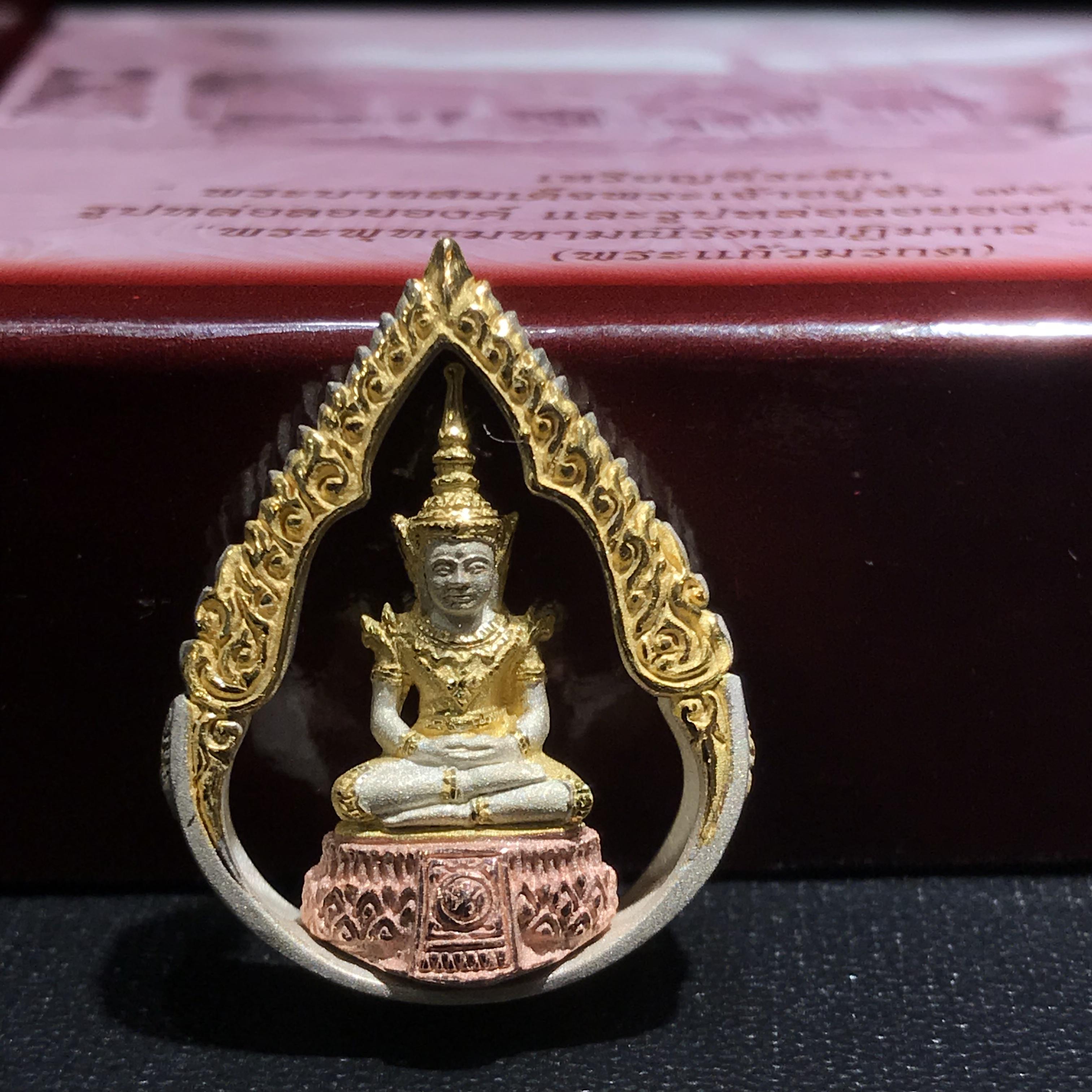 พระแก้วมรกต ภปร(รุ่นแรก) ปี2545 รุ่นฉลองกรุงรัตนโกสินทร์ครบ 220 ปี พิมพ์ลอยองค์ทรงหยดน้ำ เนื้อเงิน3กษัตริย์