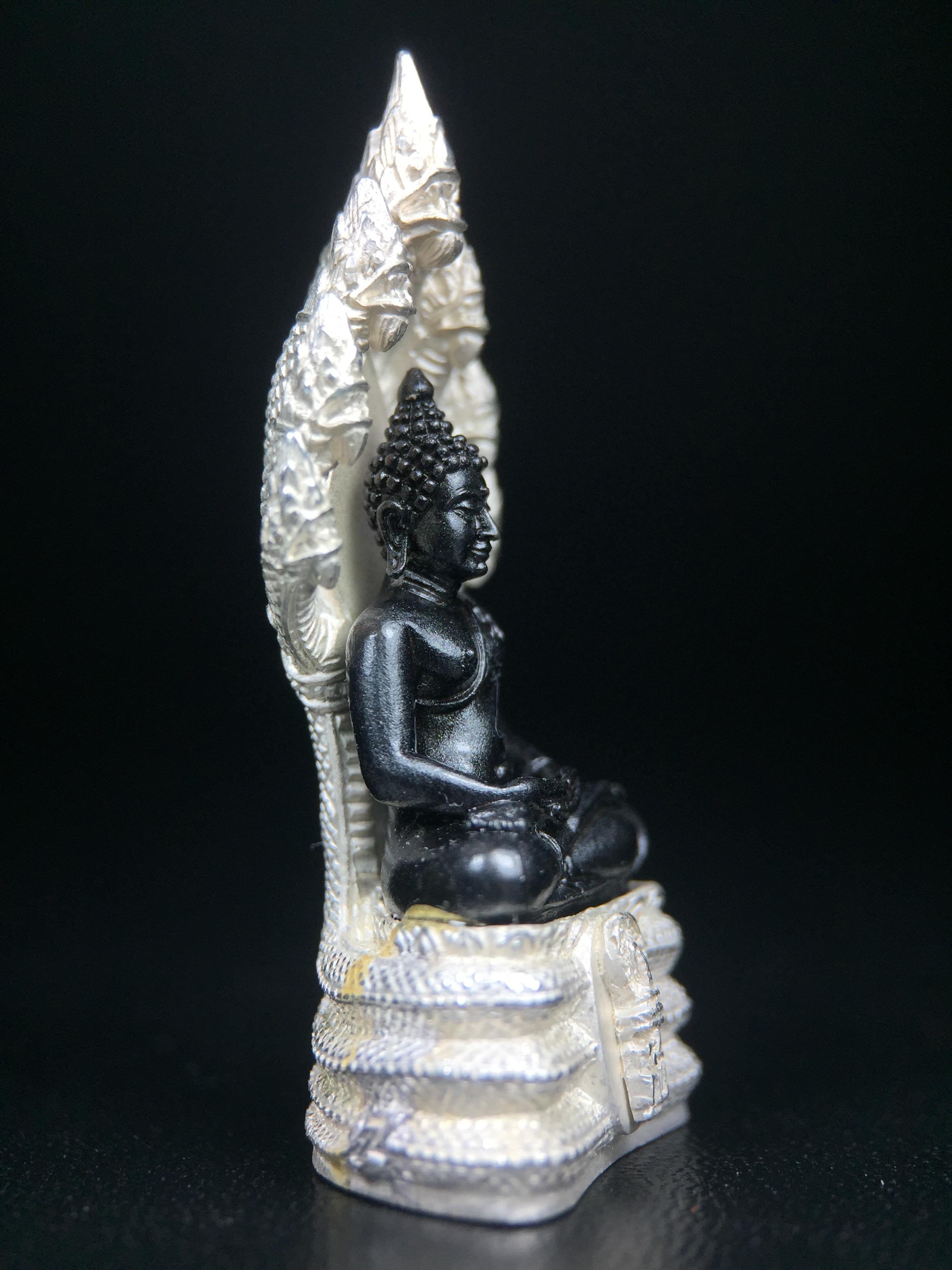 พระนาคปรก สธ. รุ่นสร้างพระอุโบสถเฉลิมพระเกียรติ 4 รอบ 84 พรรษา สมเด็จพระเทพรัตนราชสุดาฯ วัดบวรนิเวศวิหาร ปี 2543 พิมพ์ใหญ่ องค์พระเนื้อนวโลหะ ฐานนาคปรกเนื้อเงิน(สภาพ สวย )พิธีใหญ่ พุทธศิลป์งดงาม หายาก(องค์หมายเลขสวย ๘๓๘) (1 ใน 1999 องค์)