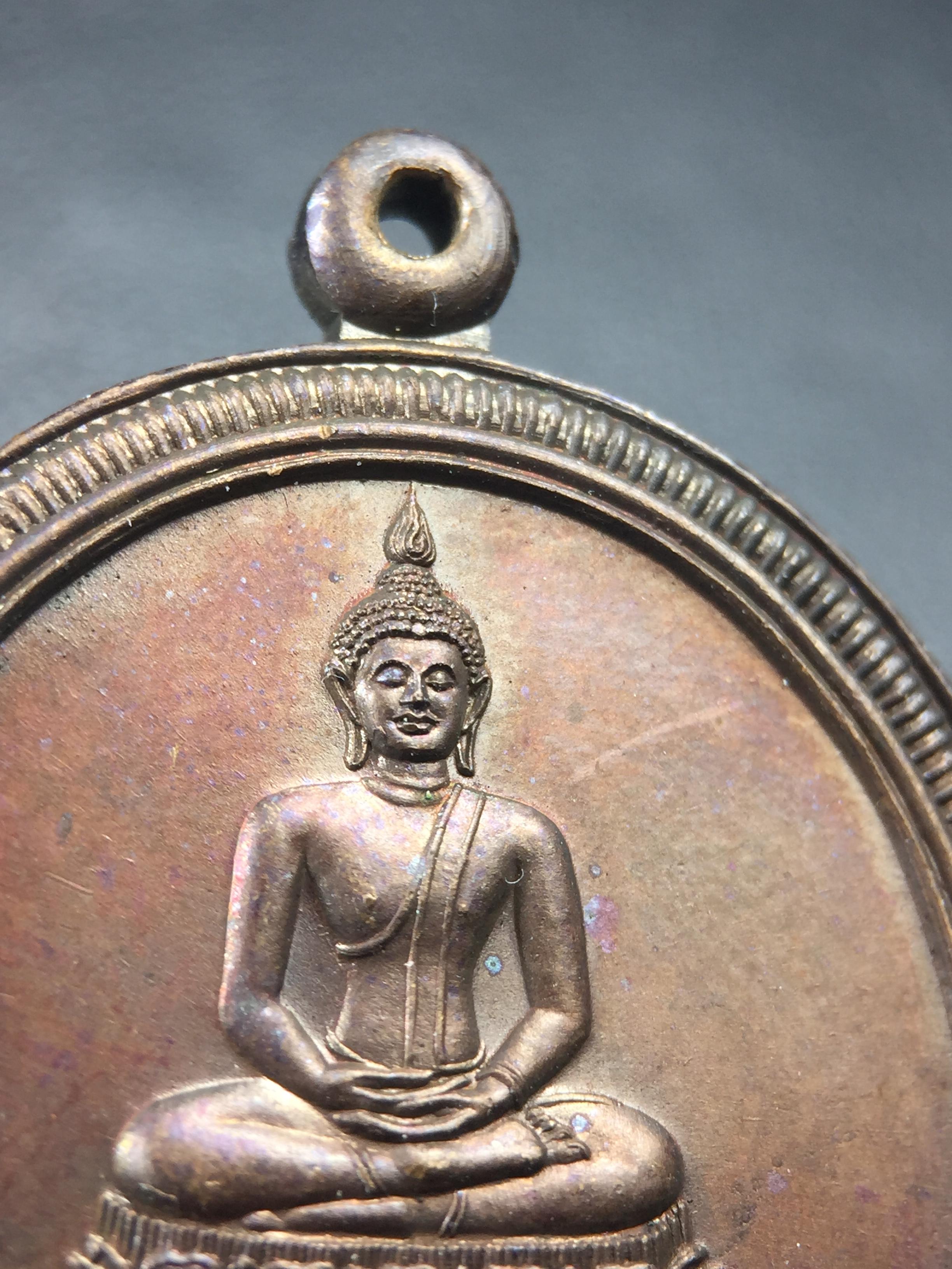 เหรียญพระพุทธสิหิงค์ ภปร. รุ่นมหาลัยธรรมศาสตร์ 60ปี พ.ศ.2537 พิมพ์ใหญ่(เนื้อเงิน+เนื้อทองแดง)ผิวเดิมๆสวยมาก(ในหลวงรัชกาลที่9เสด็จในพิธี)(พิธีใหญ่ เกจิที่มีชื่อเสียงมาร่วมปลุกเสกจำนวนมาก ชนวนมาลสารเก่าเข้มขลัง )ของดีธรรมศาสตร์ที่ศิษย์เก่าไม่ควรพลาด