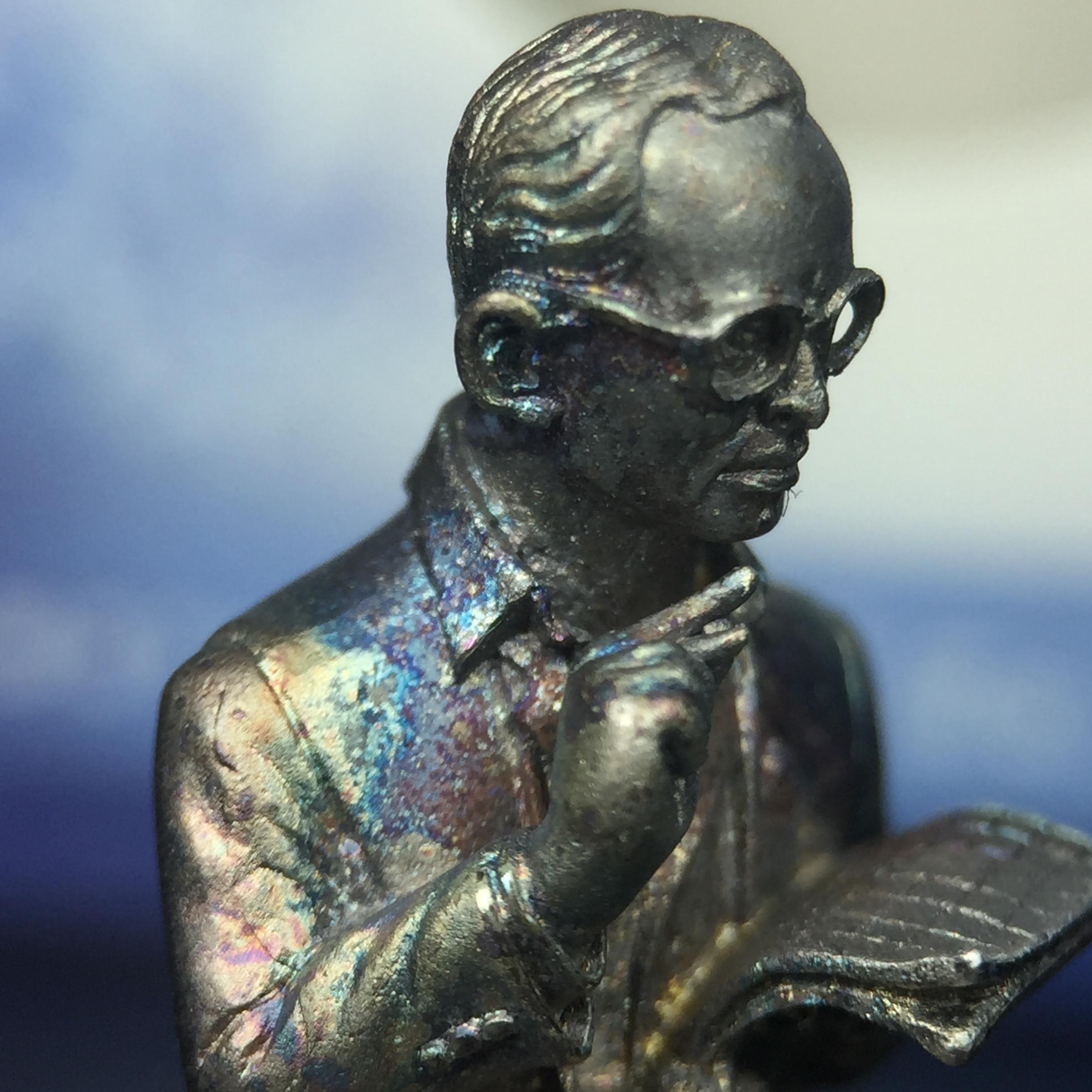 พระบรมรูปพระบาทสมเด็จพระเจ้าอยู่หัวรัชกาลที่ 9(ทรงงาน) ภปร. รุ่นเพราะแผ่นดินนี้คือแผ่นดินเกิด ปี 2551 ขนาดสูง 1 นิ้ว เนื้อเงิน(ผิวเดิมขึ้นสีรุ้งธรรมชาติสวยมาก)(ด้านหน้า ฐานพระบรมรูปฯ ประดิษฐานอักษรพระปรมาภิไธย ภ.ป.ร.)นิยมหายาก(1 ใน 5000 องค์)