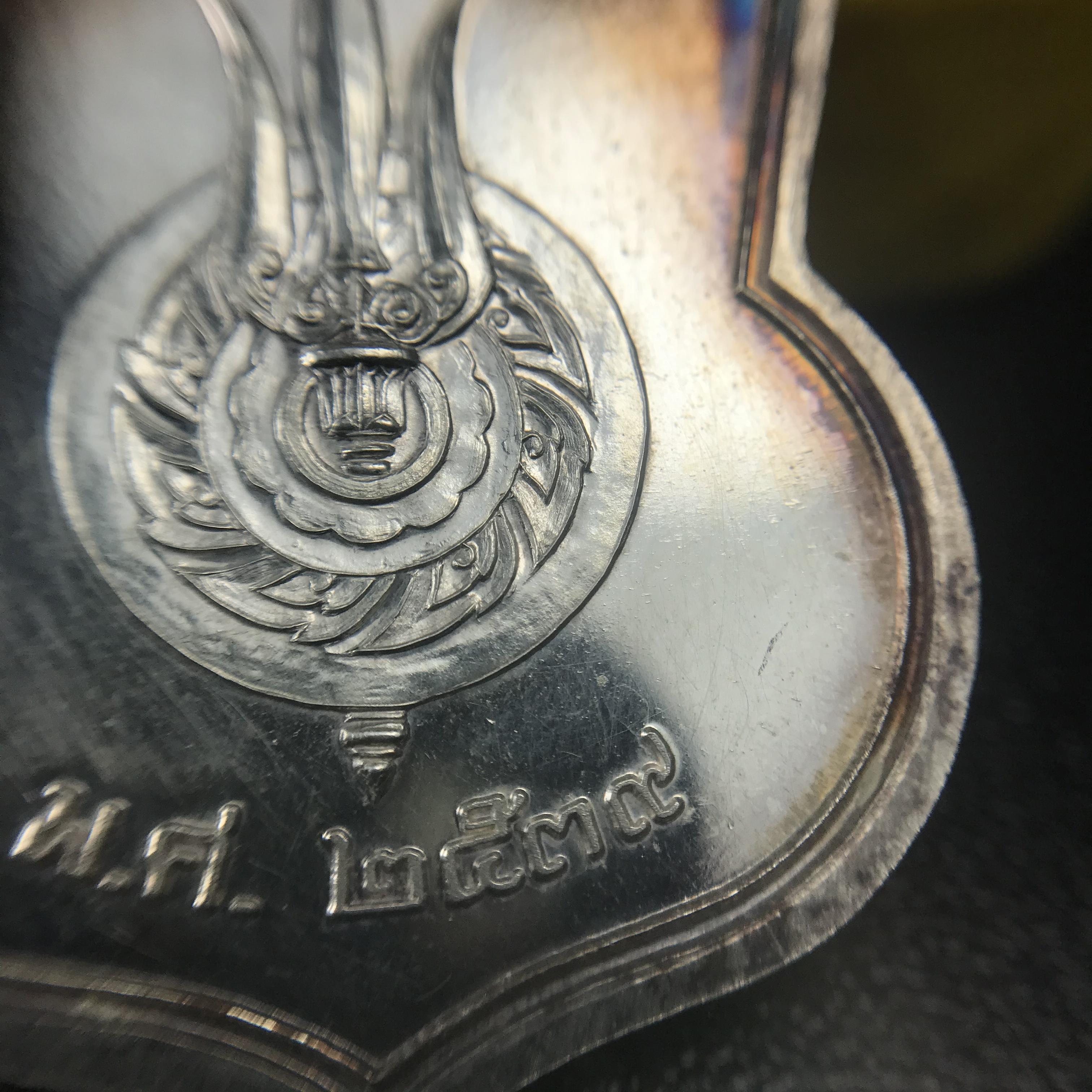 เหรียญพระบาทสมเด็จพระเจ้าอยู่หัว รัชกาลที่9ประทับนั่งบัลลังก์ กระทรวงมหาดไทยจัดสร้าง ปี2539 เนื้อเงินกล่องบรรจุเดิมสภาพสวย เนื้อเงินผิวเดิมขึ้นสีรุ้งธรรมชาติ แบบนิยม หายาก