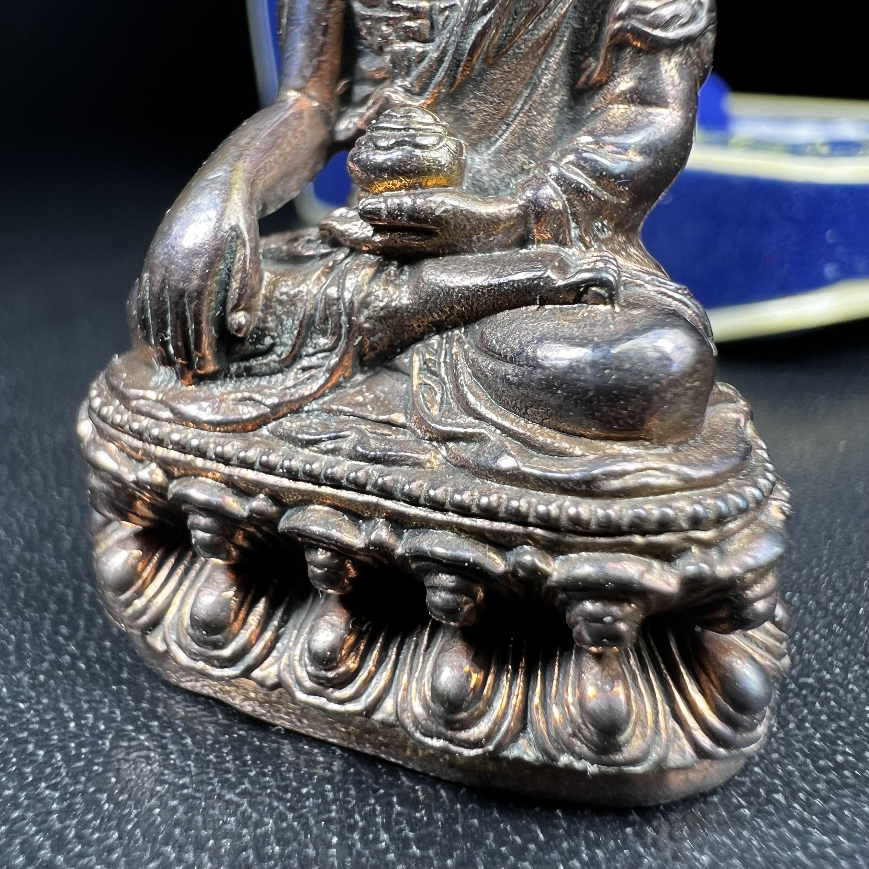 พระกริ่งคชวัตร รุ่นแรก วัดบวรนิเวศวิหาร ปี 2546 เนื้อนวโลหะเต็มสูตรแก่ทองคำ ฉลองพระชนมายุ 90พรรษา สมเด็จพระสังฆราชเจ้า กรมหลวงวชิรญาณสังวร (เจริญ สุวฑฺฒโน) พุทธศิลป์ที่เป็นเอกลักษณ์ ทุกองค์บรรจุเส้นพระเกศาของสมเด็จพระญาณสังวร ยอดนิยม หายาก 1 ใน 3999 องค์