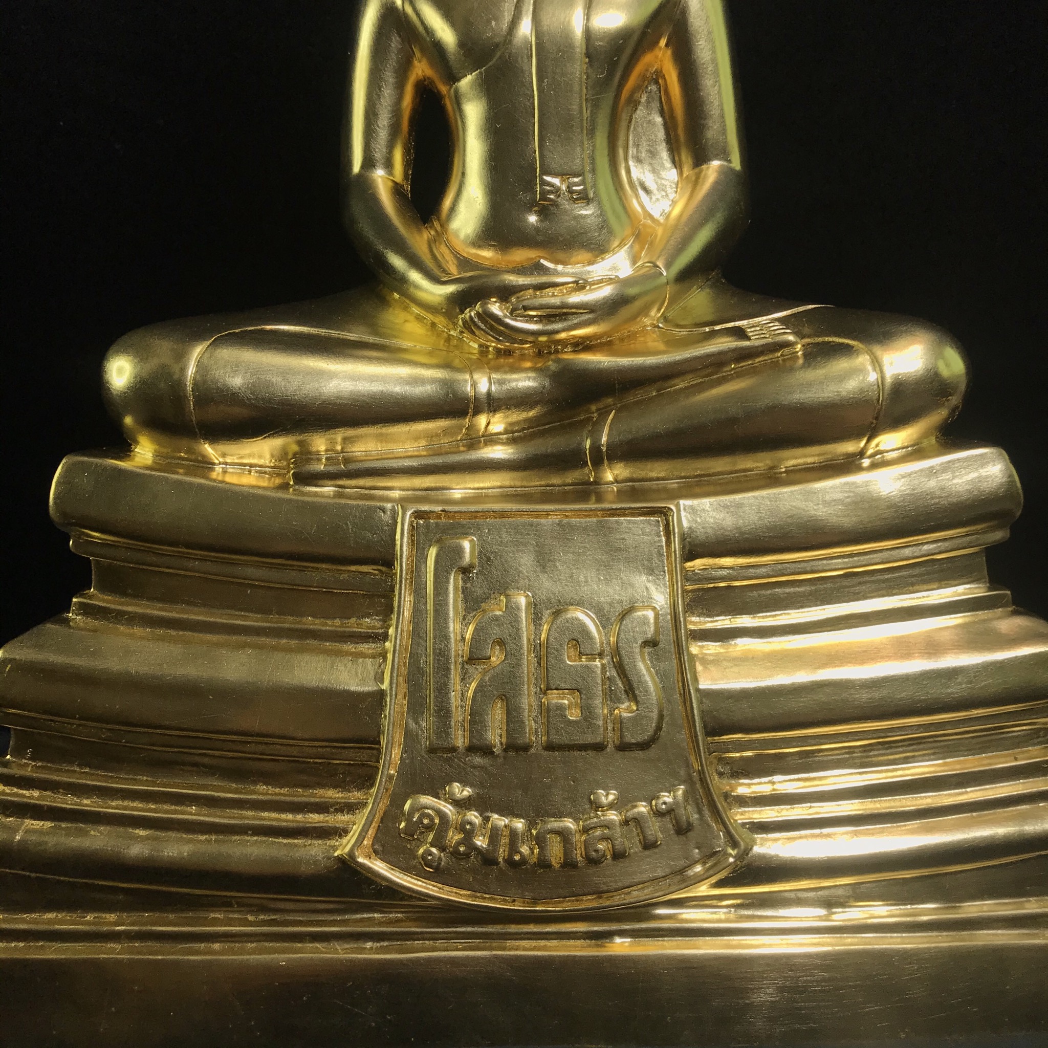 พระพุทธโสธร ทองประทาน คุ้มเกล้าฯ ปวงประชา ภปร.(ใต้ร่มพระบารมี คุ้มเกล้า) 60ปี โรงพยาบาลภูมิพลฯ พ.ศ.2552 เนื้อโลหะบรอนซ์ ลงรักปิดทอง(ขนาดบูชาหน้าตัก 9 นิ้ว)บรรจุมวลสาร“ทองคำศักดิ์สิทธิ์”ที่ปิดองค์หลวงพ่อมากว่า 100 ปี ตอกโค๊ดหมายเลข ๑๕๘(1 ใน 2000 องค์)หายาก