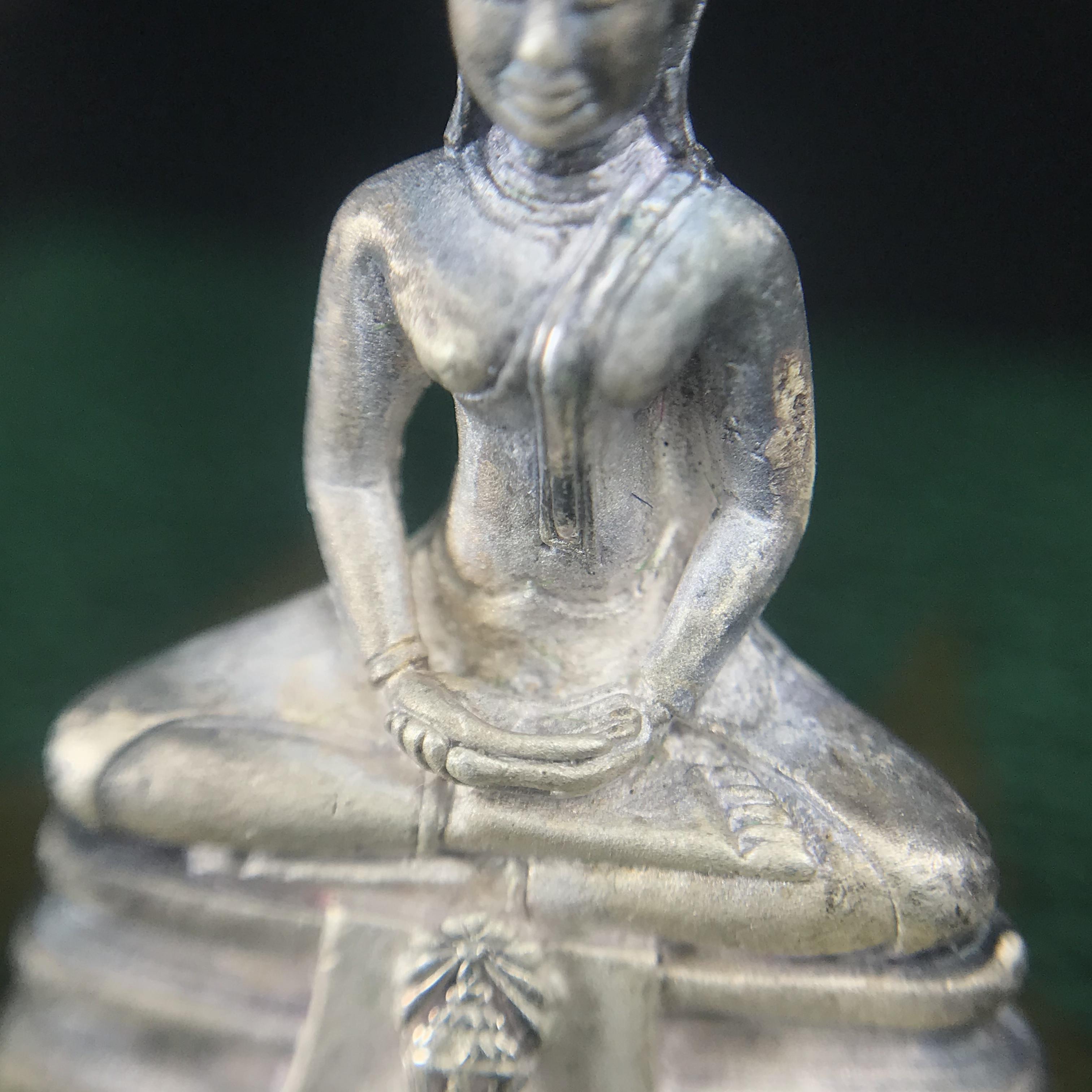 พระพุทธโสธร ภปร. รุ่นย้อนยุค สร้างพระอุโบสถ สมาคมชาวฉะเชิงเทรา จัดสร้าง ปี 2539 วโรกาสครองสิริราชสมบัติครบ 50 ปี เนื้อเงินทรายนวลขัดเงาบางส่วน(ผิวเดิม) พร้อมกล่องบรรจุและใบรับรองเดิม