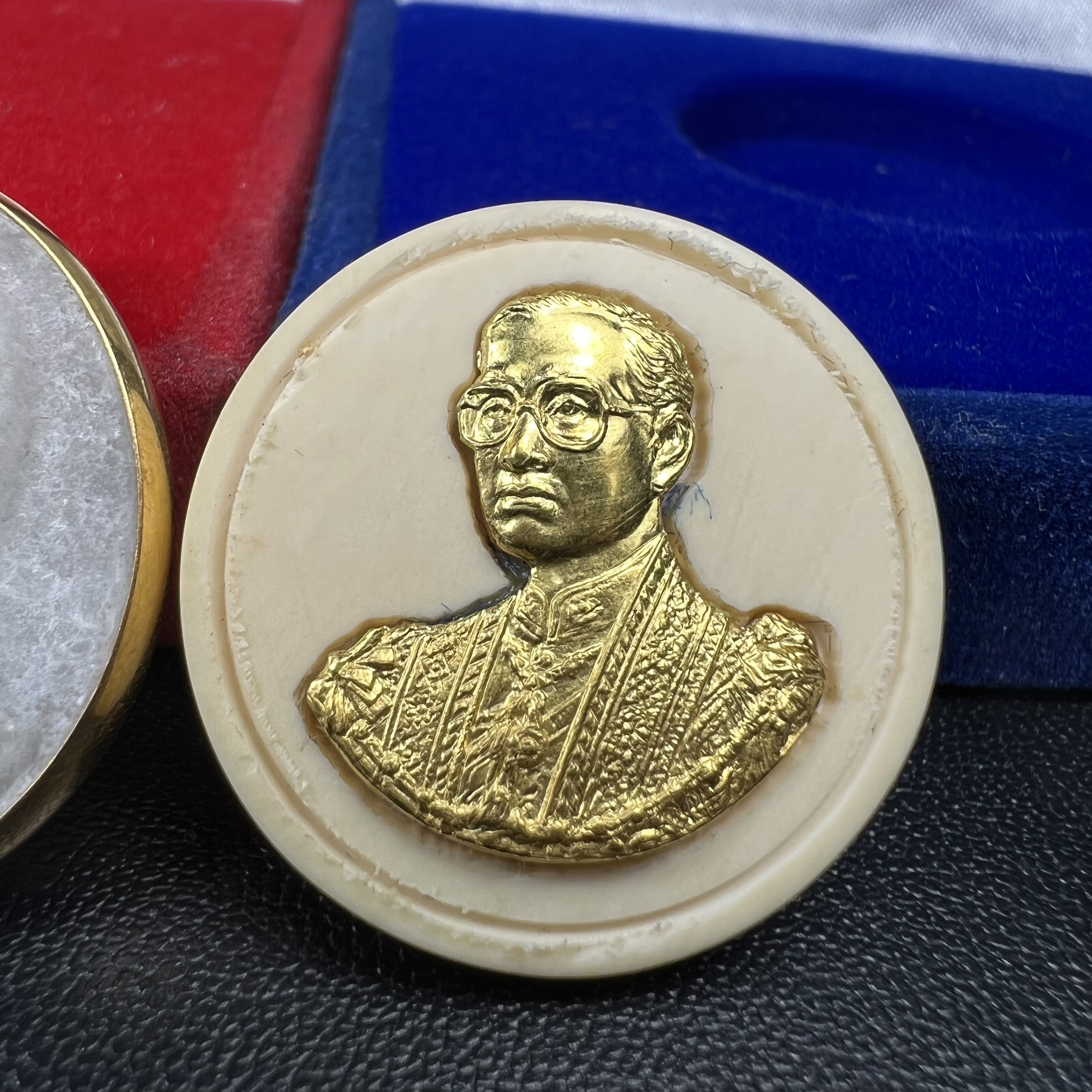 พระบรมฉายาลักษณ์ ร.9 เหรียญหยกรูปไข่เลี่ยมทองคำแท้(งานเลี่ยมเดิมจากผู้จัดสร้าง)+พระบรมฉายาลักษณ์ เหรียญคชสารหมื่นปี ร.9 หน้ากากทองคำ เฉลิมพระเกียรติ 72 พรรษา ภูมิพลมหาราช ปี 2542(1ชุด2องค์)(อีกหนึ่งวัตถุมงคลที่ระลึกของพระองค์ท่านที่พบเจอหายากมากในปัจุบัน)