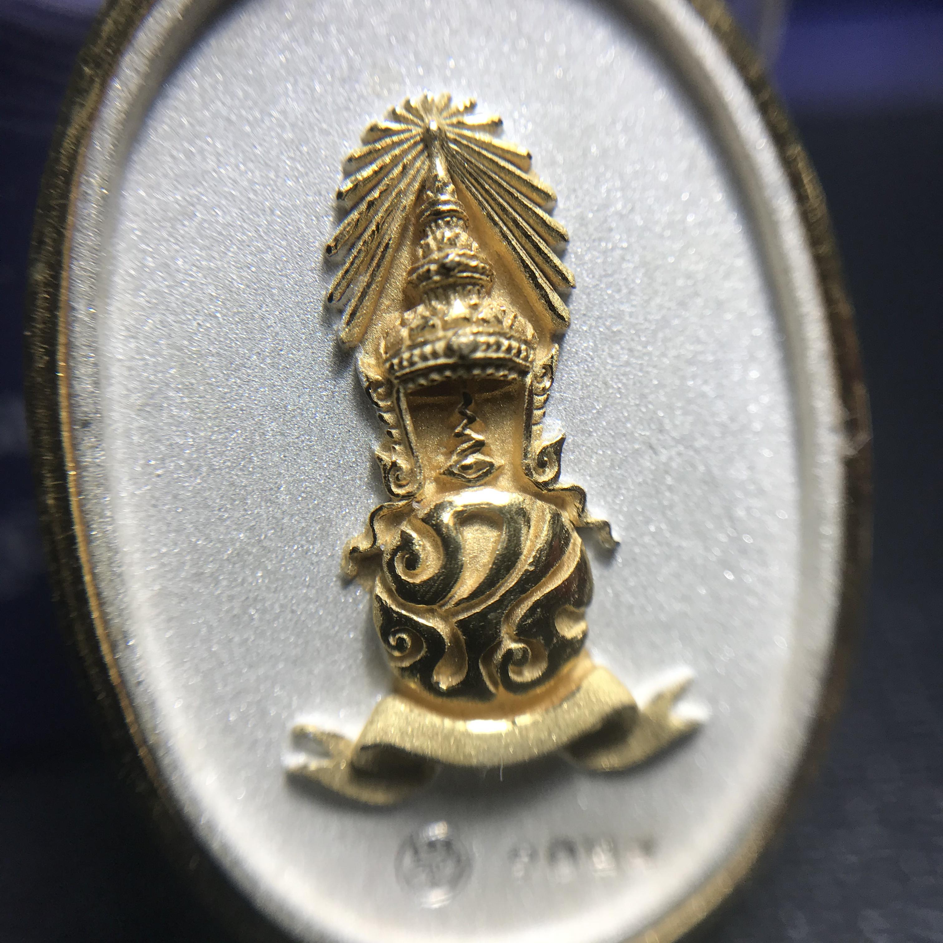 พระแก้วมรกต ภปร. ปี2547 จัดสร้างโดย รพ.ภูมิพลฯ เนื้อเงิน(3 กษัตริย์)เหรียญทรงกลมรี(1ใน3000องค์)