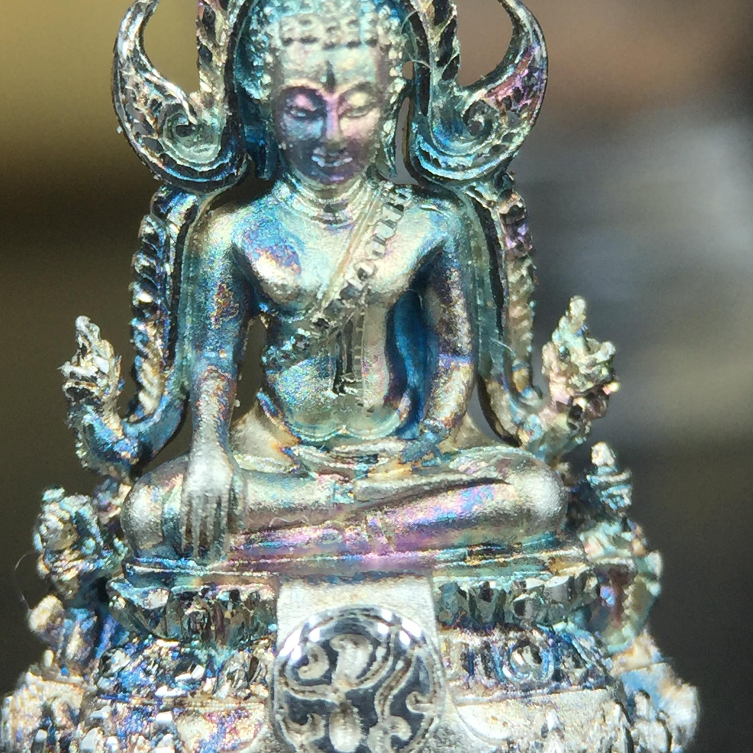 พระพุทธชินราช(จำลอง) ภปร. 84 พรรษา เนื้อเงินชุบทองคำขาว พิมพ์เล็กขนาดหน้าตัก 1/4 นิ้ว (สภาพผิวเดิมสวย ขึ้นสีรุ้งธรรมชาติ แบบนิยม)(พระราชทานมวลสาร จิตรลดาและเส้นพระเจ้า(เส้นผม))พุทธศิลป์ทรงคุณค่าอีกหนึ่งรุ่นยอดนิยม