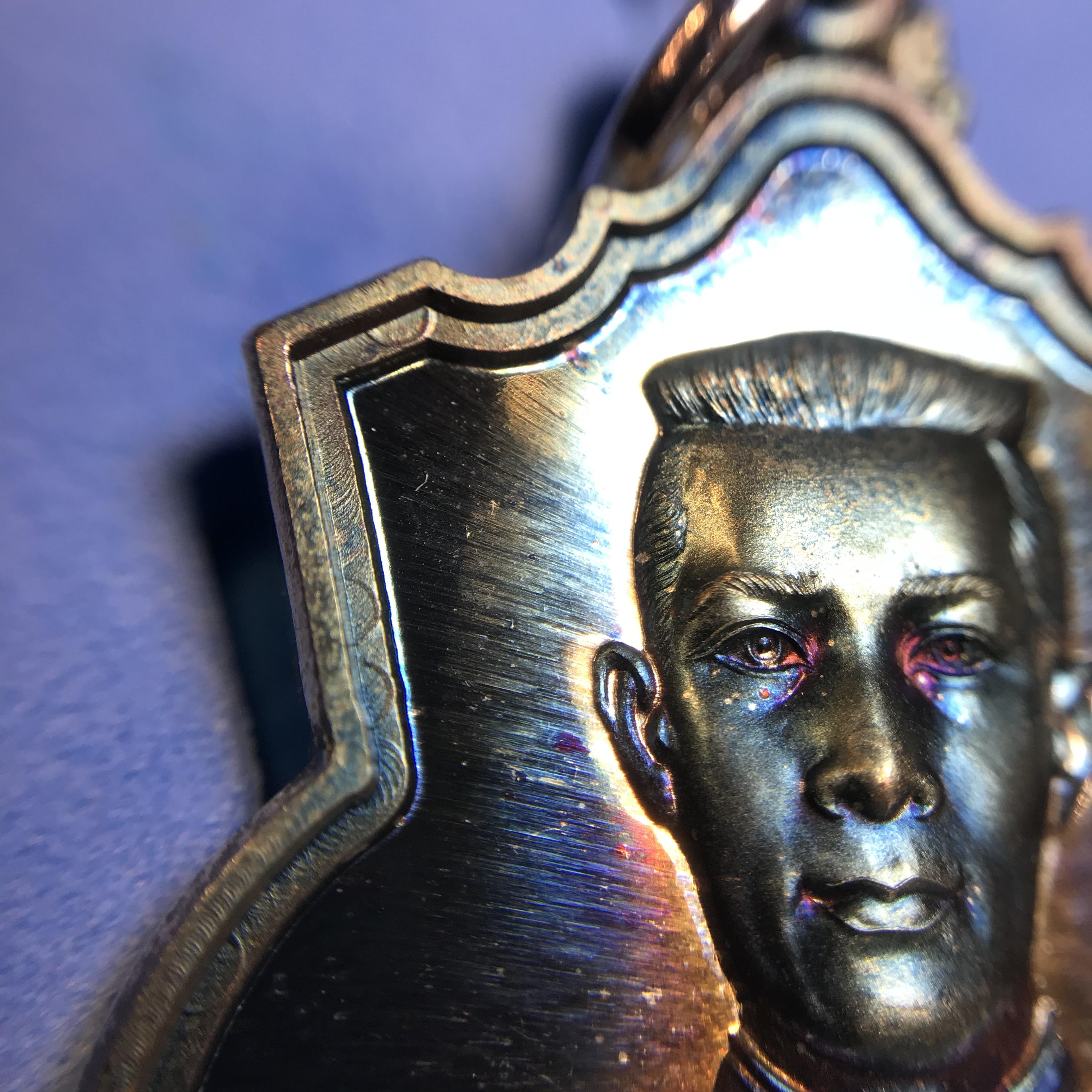 เหรียญสมเด็จพระนเรศวรมหาราช รุ่นสู้ หลัง สก. พิธีใหญ่ ปี 2548 เนื้อเงิน ผิวเดิมขึ้นสีรุ้งสวยนิยม พร้อมกล่อง