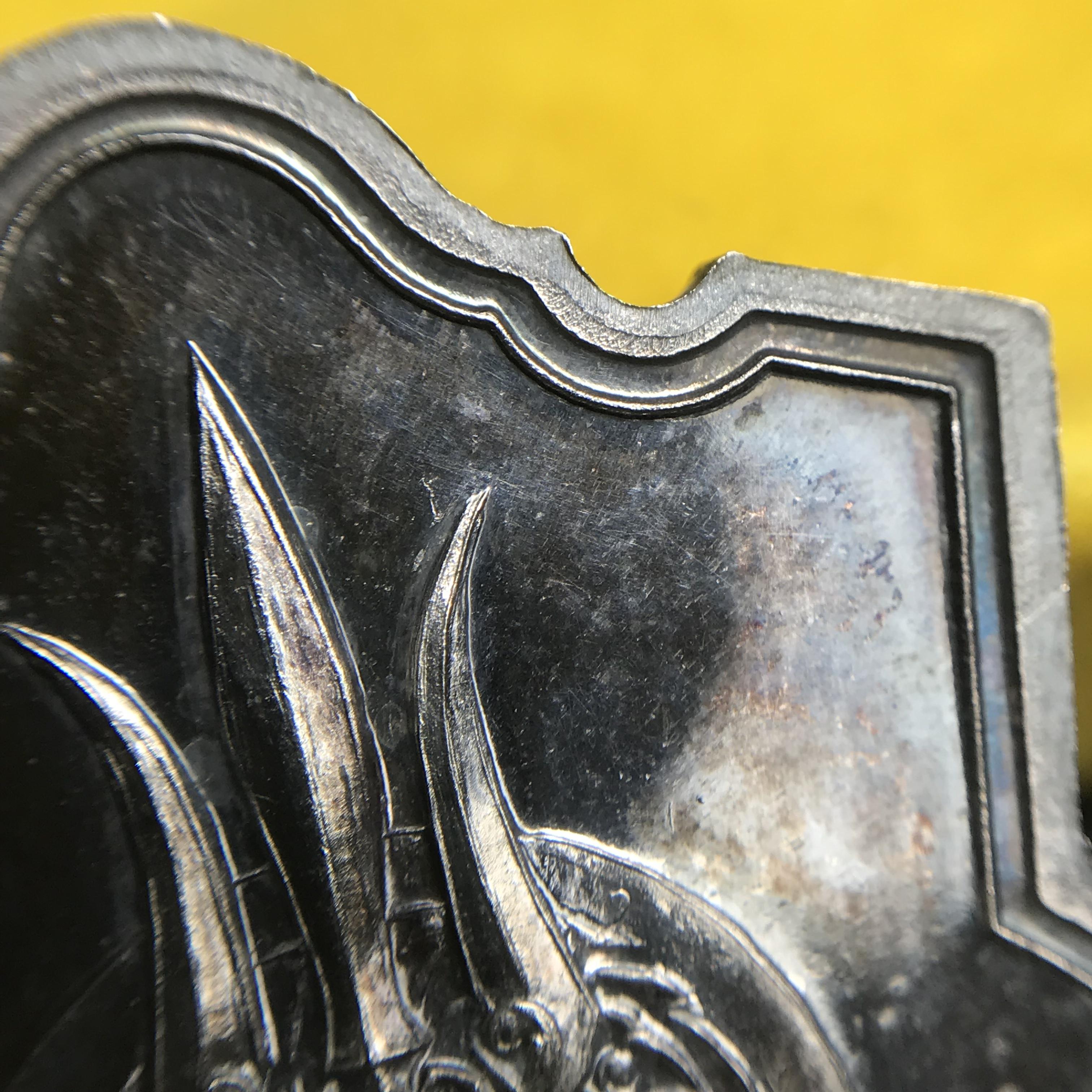 เหรียญพระบาทสมเด็จพระเจ้าอยู่หัว รัชกาลที่9ประทับนั่งบัลลังก์ กระทรวงมหาดไทยจัดสร้าง ปี2539 เนื้อเงินกล่องบรรจุเดิมสภาพสวย เนื้อเงินผิวเดิมขึ้นสีรุ้งธรรมชาติ แบบนิยม หายาก