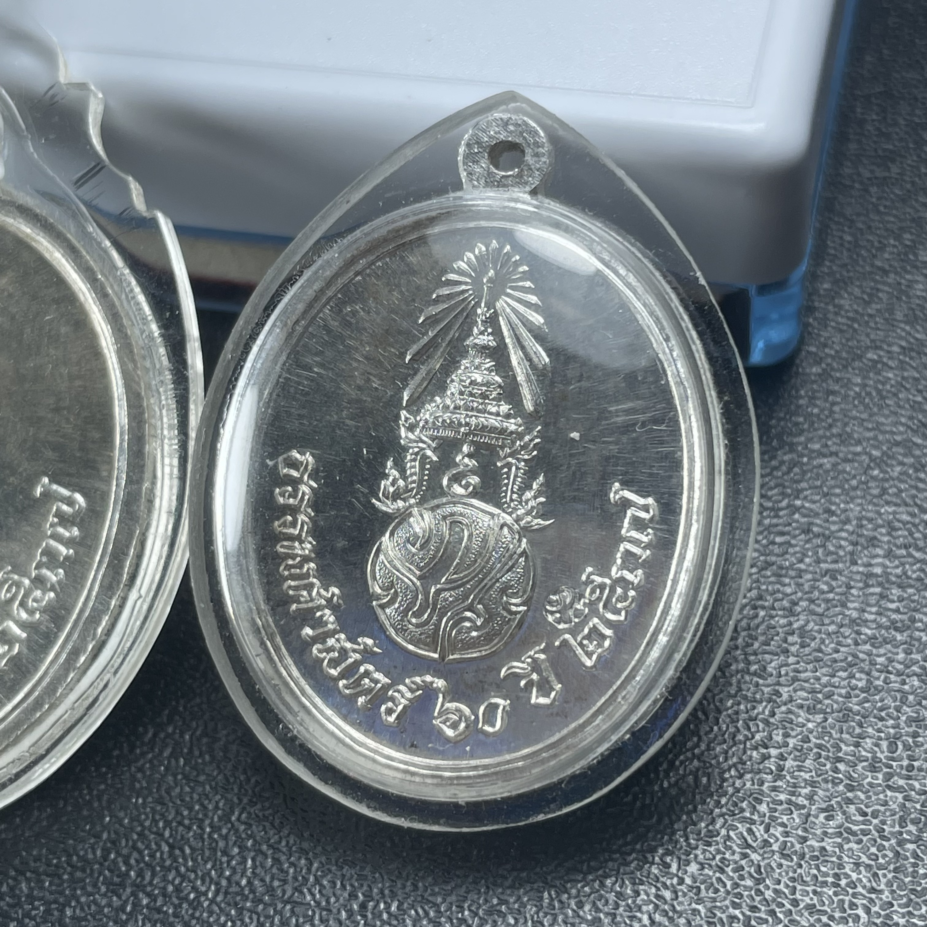 เหรียญพระพุทธสิหิงค์ ภปร. รุ่นมหาลัยธรรมศาสตร์ 60ปี พ.ศ.2537 พิมพ์ใหญ่+พิมพ์เล็ก เนื้อเงินผิวเดิม(ในหลวงรัชกาลที่9เสด็จในพิธี)(หลวงตามหาบัวร่วมปลุกเสก)