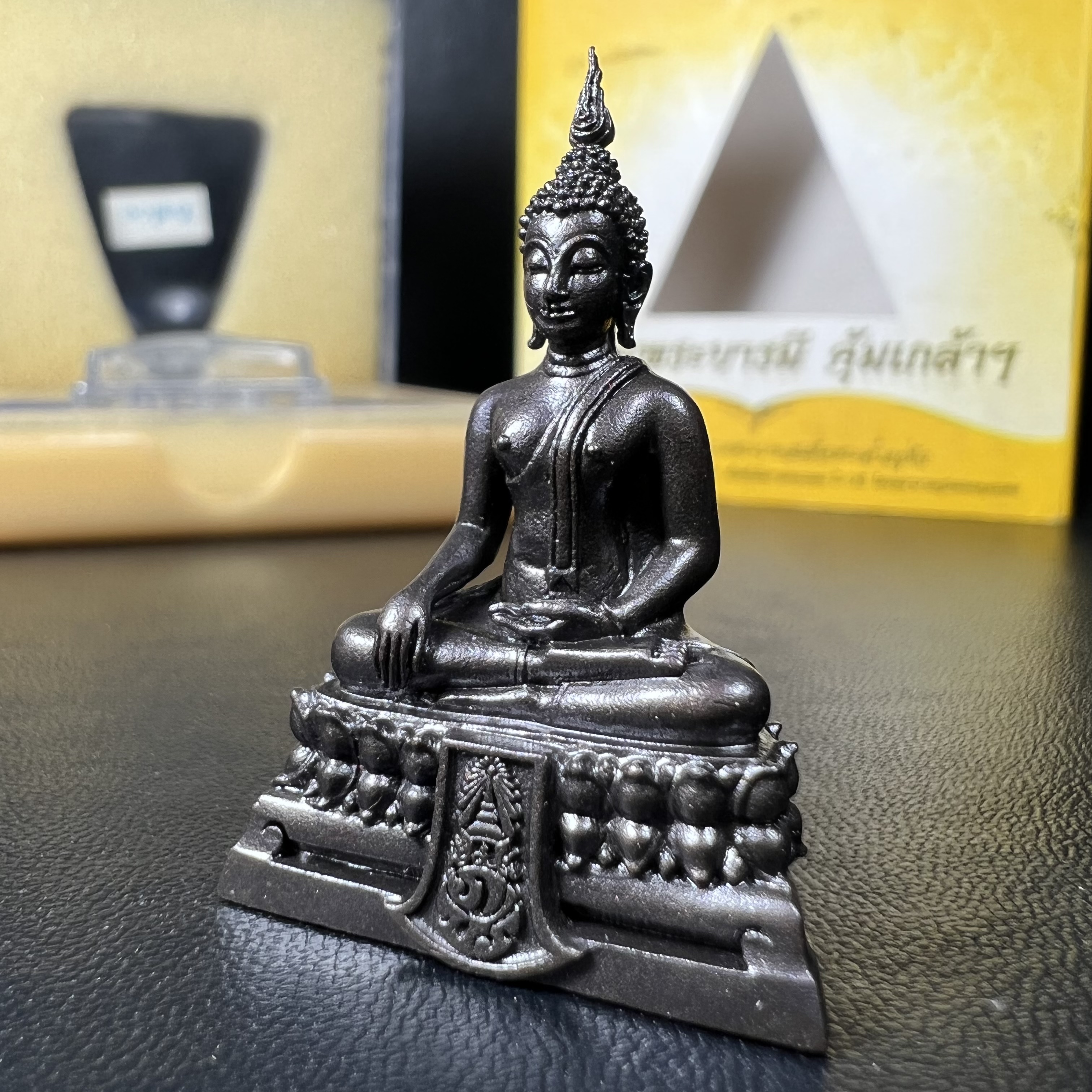 พระพุทธรูปคุ้มเกล้าฯ ภปร.(ใต้ร่มพระบารมี คุ้มเกล้า) 60ปี รพ.ภูมิพลฯ พ.ศ.2552 เนื้อนวโลหะ รมดำ(พิมพ์ใหญ่ขนาด 35.5*24 มม.)