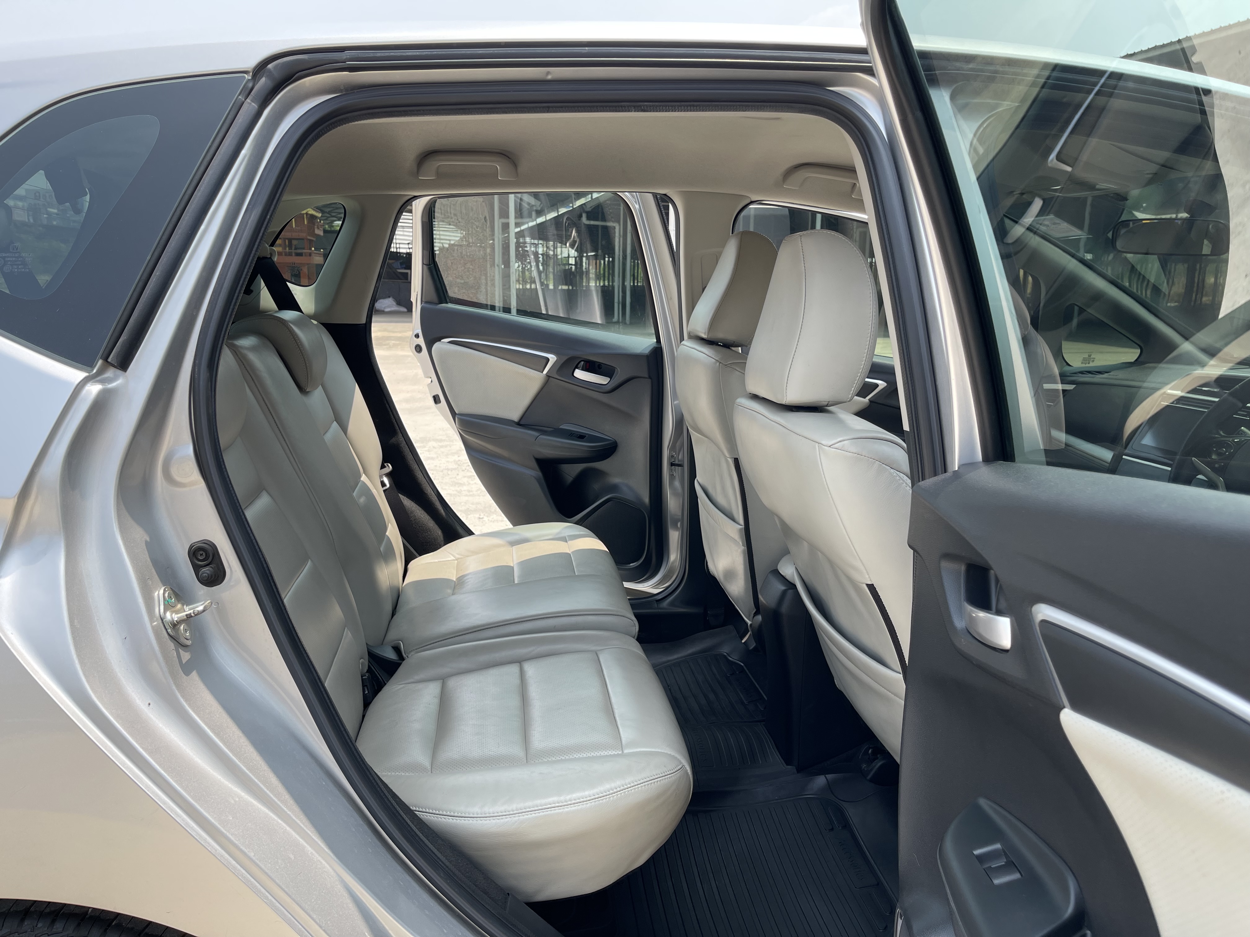 Honda Jazz 1.5 SV At 2015 เงิน