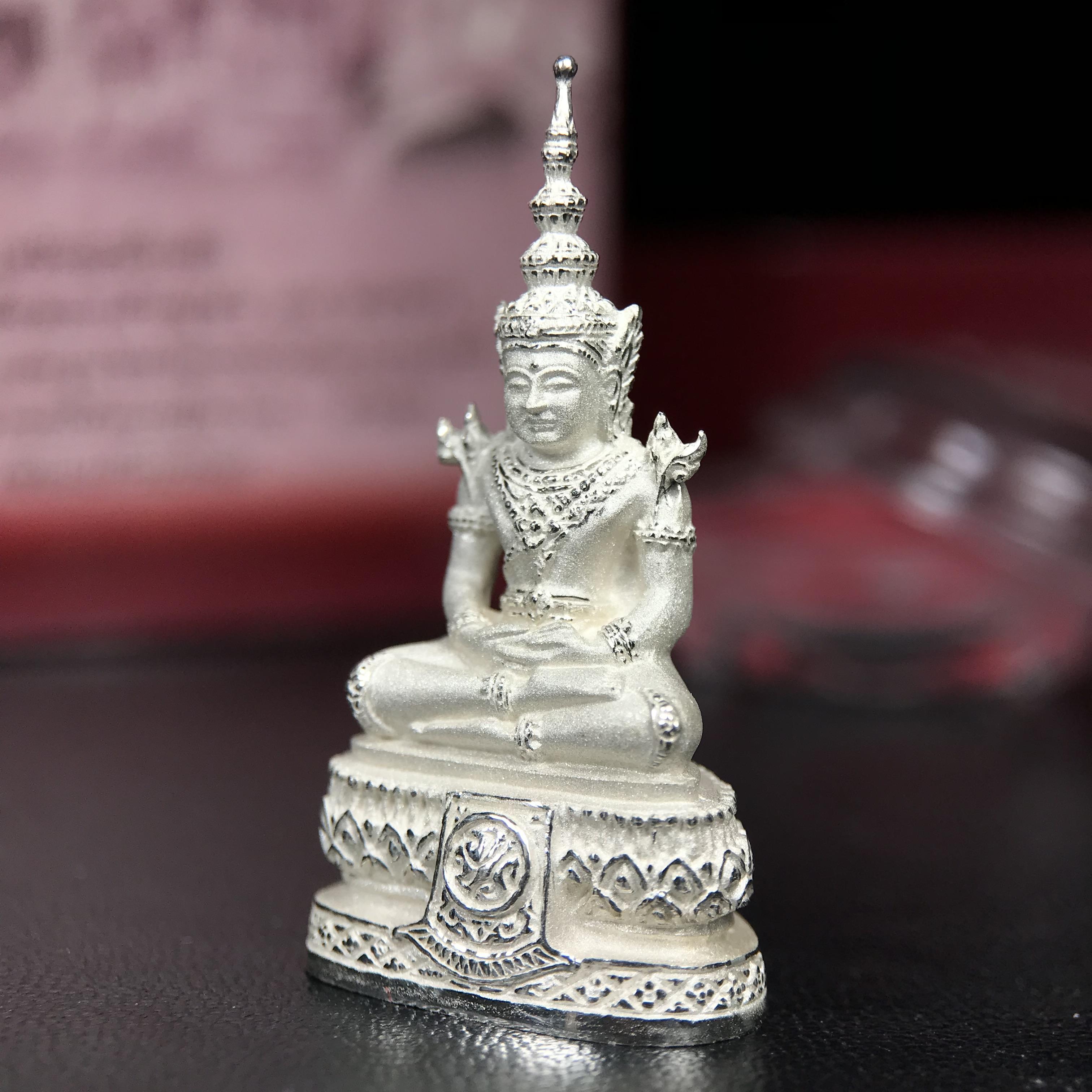 พระแก้วมรกต ภปร.(รุ่นแรก) ปี2545 จัดสร้างในมหาวโรกาส พระบาทสมเด็จพระเจ้าอยู่หัวรัชกาลที่ 9 ครบรอบ 75 พรรษา และฉลองกรุงรัตนโกสินทร์ครบ 220 ปี พิมพ์ลอยองค์ใหญ่ เนื้อเงินบริสุทธิ์ 92.5% ขนาด 19*35 มม. พร้อมกล่องบรรจุเดิม สวยครบสมบูรณ์(องค์หมายเลข ๔๔๗๑)