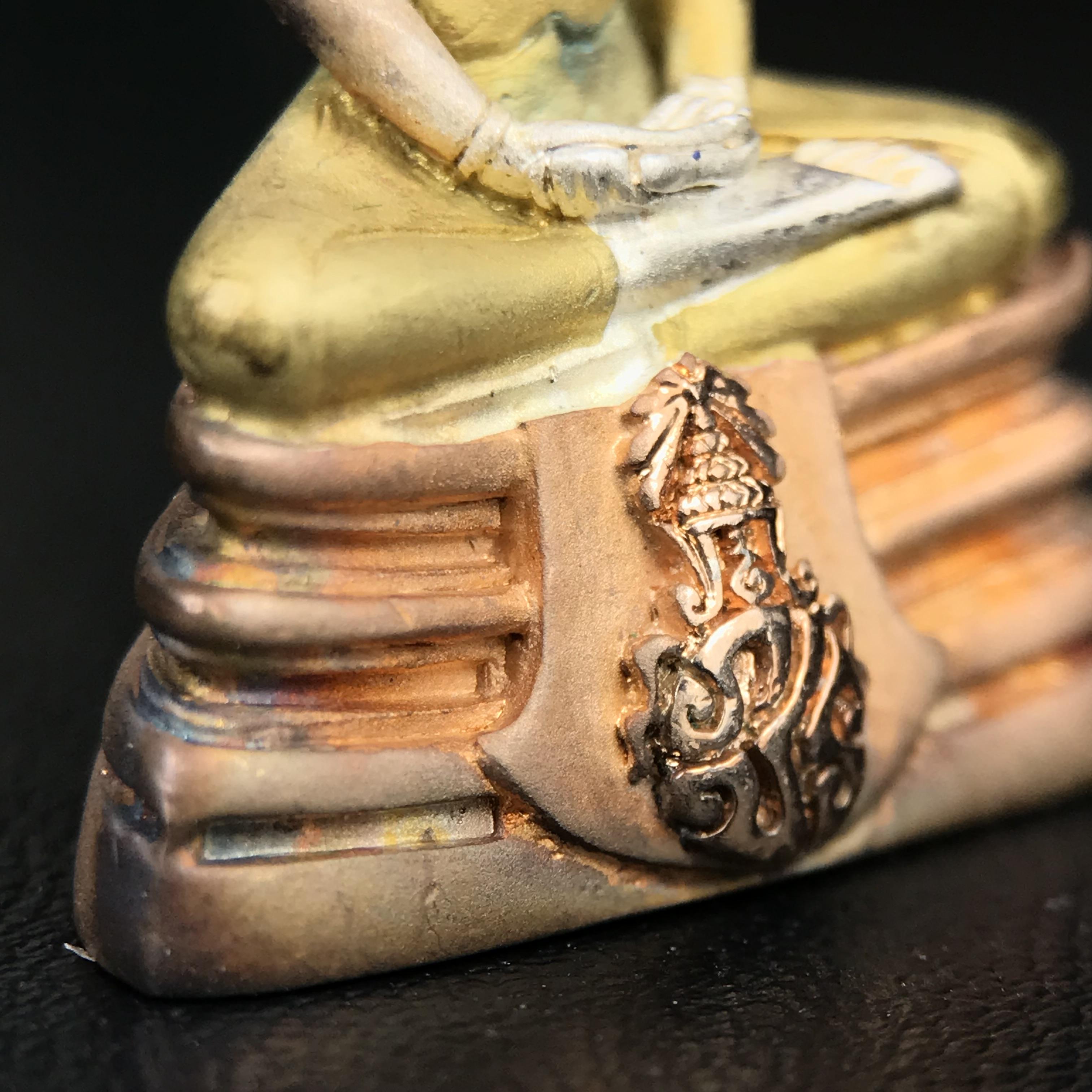 พระพุทธโสธร ภปร. รุ่นย้อนยุค สร้างพระอุโบสถ สมาคมชาวฉะเชิงเทรา จัดสร้าง ปี 2539 วโรกาสครองสิริราชสมบัติครบ 50 ปี เนื้อเงินชุบสามกษัตริย์ทรายนวลขัดเงาบางส่วน(สภาพผิวเดิม เก่าเก็บอย่าดี สวยมาก แบบนี้หายาก) พร้อมกล่องบรรจุและใบรับรองเดิมครบสมบูรณ์