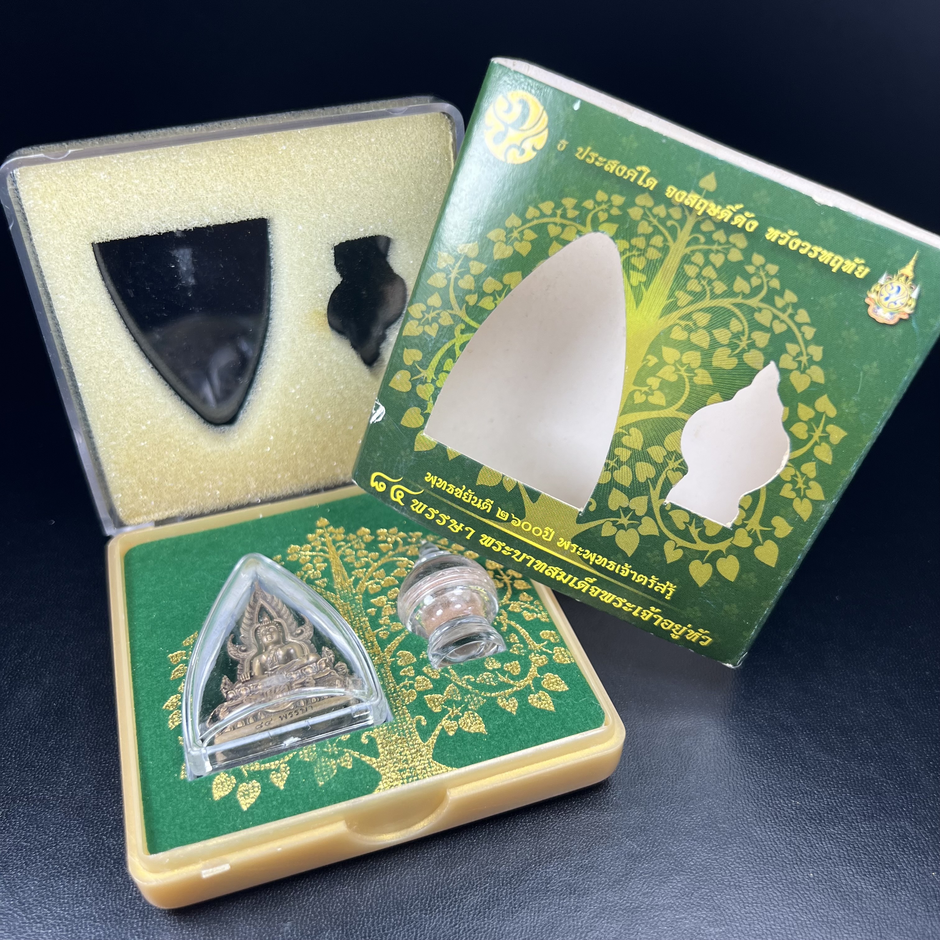 พระพุทธชินราช ภปร. 84 พรรษาในหลวงรัชกาลที่ 9 ปี 2554 พิมพ์กลางขนาดหน้าตัก 1/2 นิ้ว(สูง 3.8 ซม.) เนื้อบรอนซ์รมดำซาติน(สภาพผิวเดิมสวย) (พระราชทานมวลสาร จิตรลดาและเส้นพระเจ้า(เส้นผม)รัชกาลที่9)พุทธศิลป์ทรงคุณค่าอีกหนึ่งรุ่นยอดนิยม(องค์หมายเลข ๑๙๘๑)