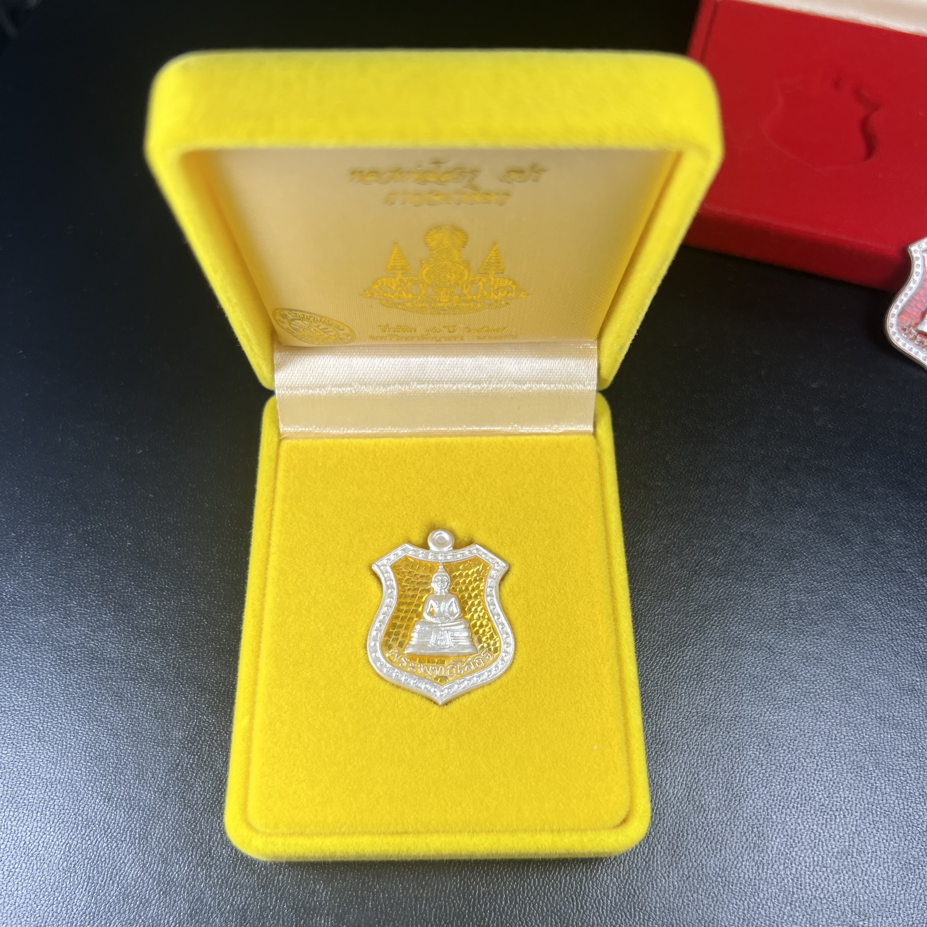 เหรียญหลวงพ่อโสธร ภปร. รุ่นกาญจนาภิเษก จัดสร้างในมงคลวโรกาสที่พระบาทสมเด็จพระเจ้าอยู่หัวรัชกาลที่9 เสด็จเถลิงถวัลย์สิริราชสมบัติ ครบ 50 ปี ในพุทธศักราช 2539 เนื้อเงินลงยา(สีแดง สีเหลือง สีน้ำเงิน สีเขียว)ครบชุดรวม 4 เหรียญ(พิธีใหญ่เข้มขลัง)1 ใน 9950 ชุด