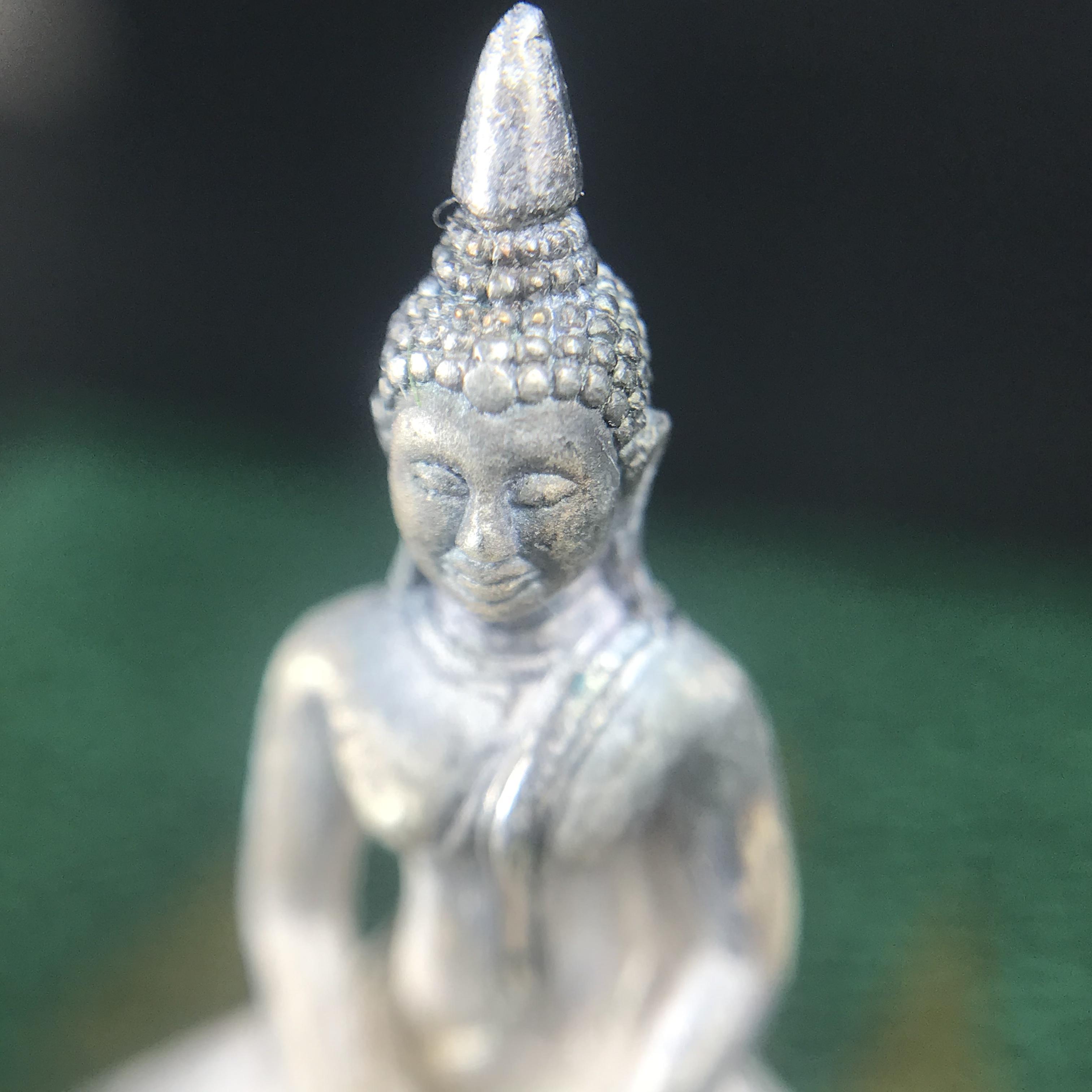 พระพุทธโสธร ภปร. รุ่นย้อนยุค สร้างพระอุโบสถ สมาคมชาวฉะเชิงเทรา จัดสร้าง ปี 2539 วโรกาสครองสิริราชสมบัติครบ 50 ปี เนื้อเงินทรายนวลขัดเงาบางส่วน(ผิวเดิม) พร้อมกล่องบรรจุและใบรับรองเดิม