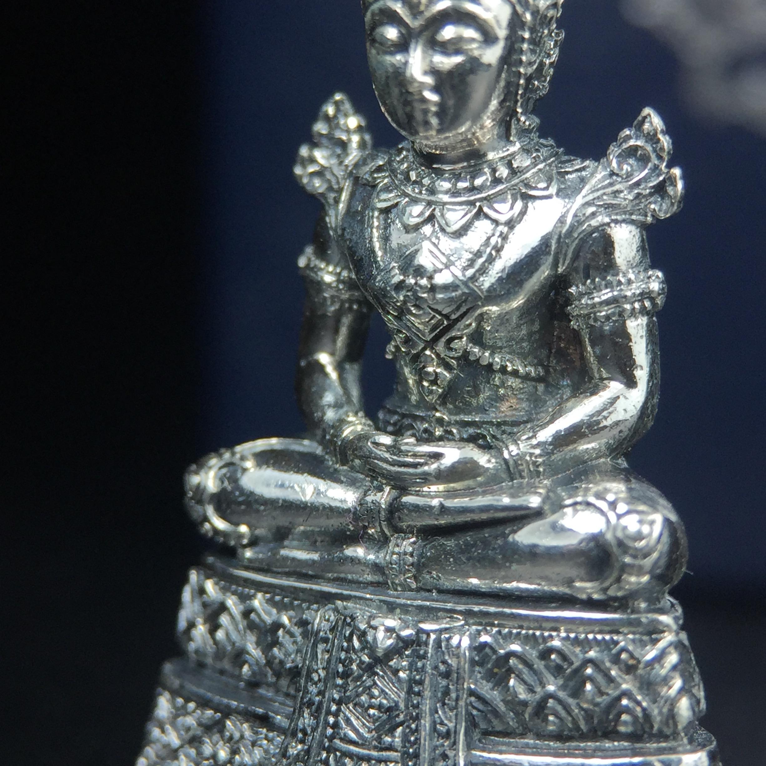 พระแก้วมรกต กรมสรรพสามิตจัดสร้างขึ้นเนื่องในโอกาสครบรอบ 64 ปีของกรมสรรพสามิต และเนื่องในวโรกาสที่พระบาทสมเด็จพระเจ้าอยู่หัวทรงครองราชย์ครบ 50 ปีในปีกาญจนาภิเษก เมื่อ พ.ศ.2539 เนื้อเงินรมดำขัดเงาพร้อมกล่องบรรจุเดิม