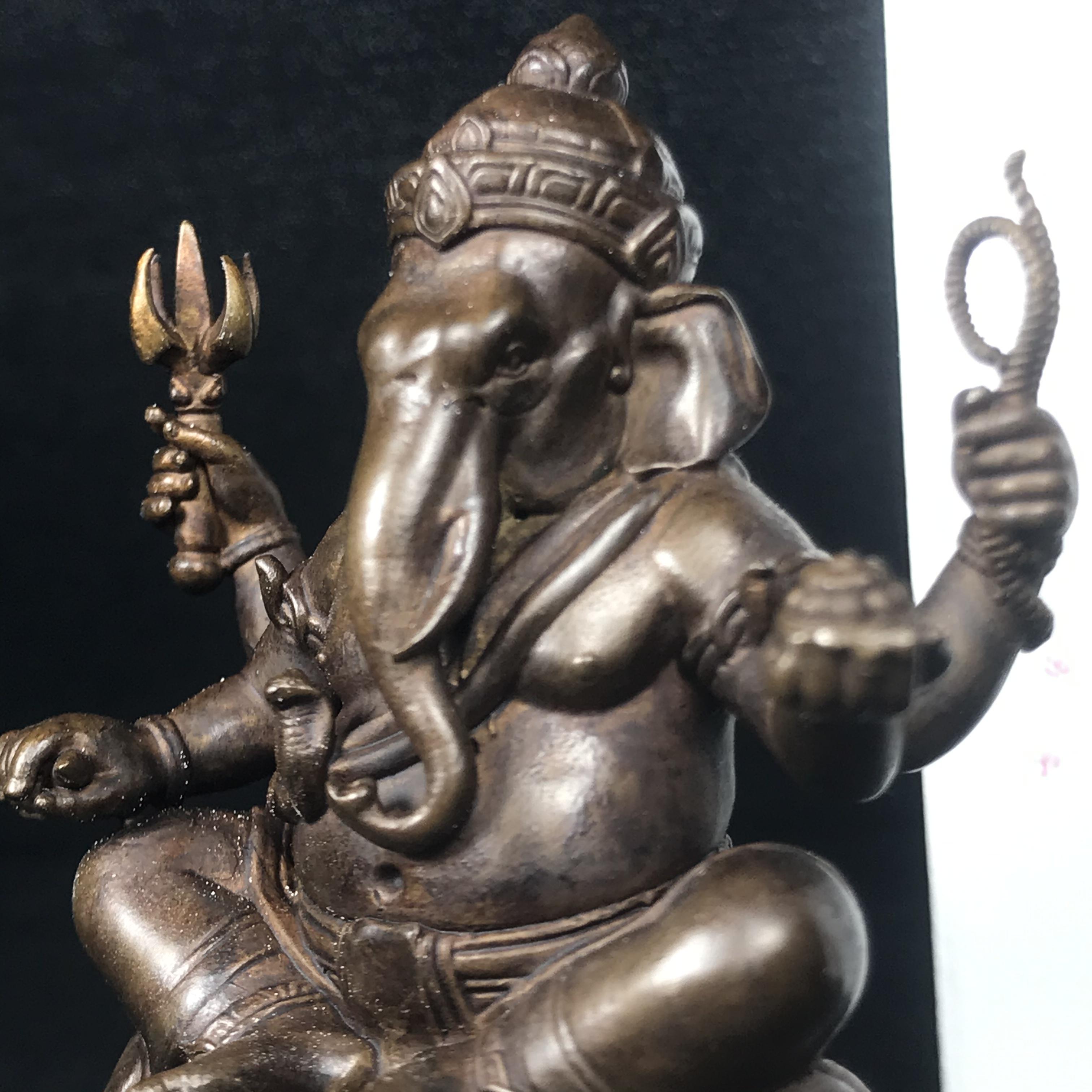 พระพิฆเนศวร รุ่น 108 แห่งการสถาปนากรมศิลปากร ปี 2562 ขนาดบูชาหน้าตัก 1.5 นิ้ว เนื้อทองเหลืองรมดำ (พิธีใหญ่ มวลสารดี)(เลขนัมเบอร์ 714)1 ใน 1999 องค์