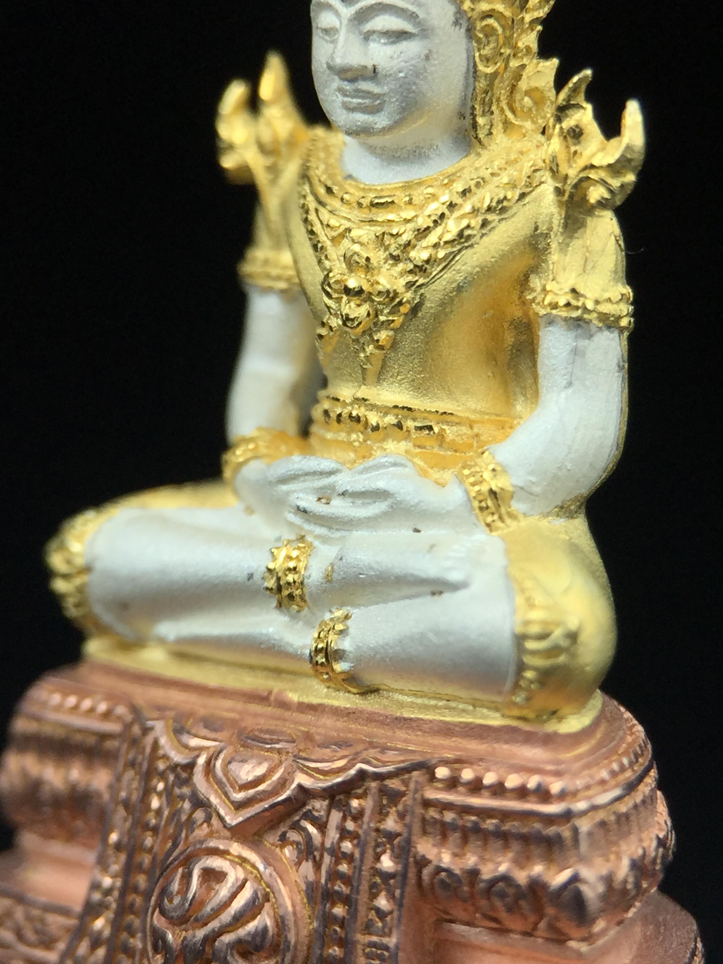 พระแก้วมรกต ภปร. ปี2547 จัดสร้างโดย รพ.ภูมิพลฯ เนื้อเงิน (3 กษัตริย์)ลอยองค์ หน้าตัก 1/2 นิ้ว งดงามทรงคุณค่าอีกหนึ่งรุ่นยอดนิยม หายาก