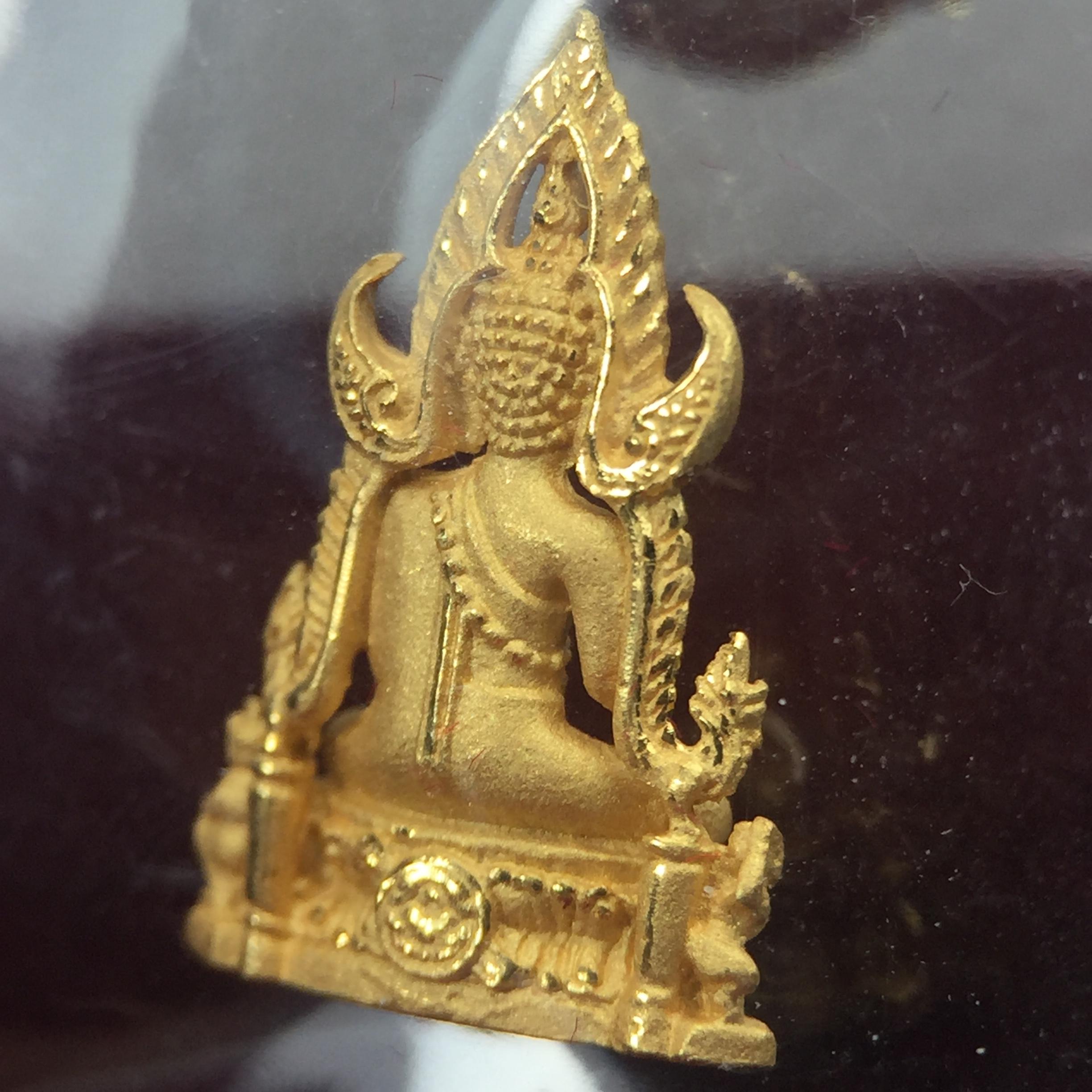 พระพุทธชินราช รุ่น ประวัติศาสตร์ มูลนิธิเพื่อตำรวจไทยจัดสร้าง ปี 2562 เนื้อทองคำขัดเงา พิมพ์ลอยองค์จิ๋ว(ขนาดสูง 1.5 ซม.) (สภาพ สวย ซีนซองเดิม กล่องบรรจุเดิมครบสมบูรณ์)