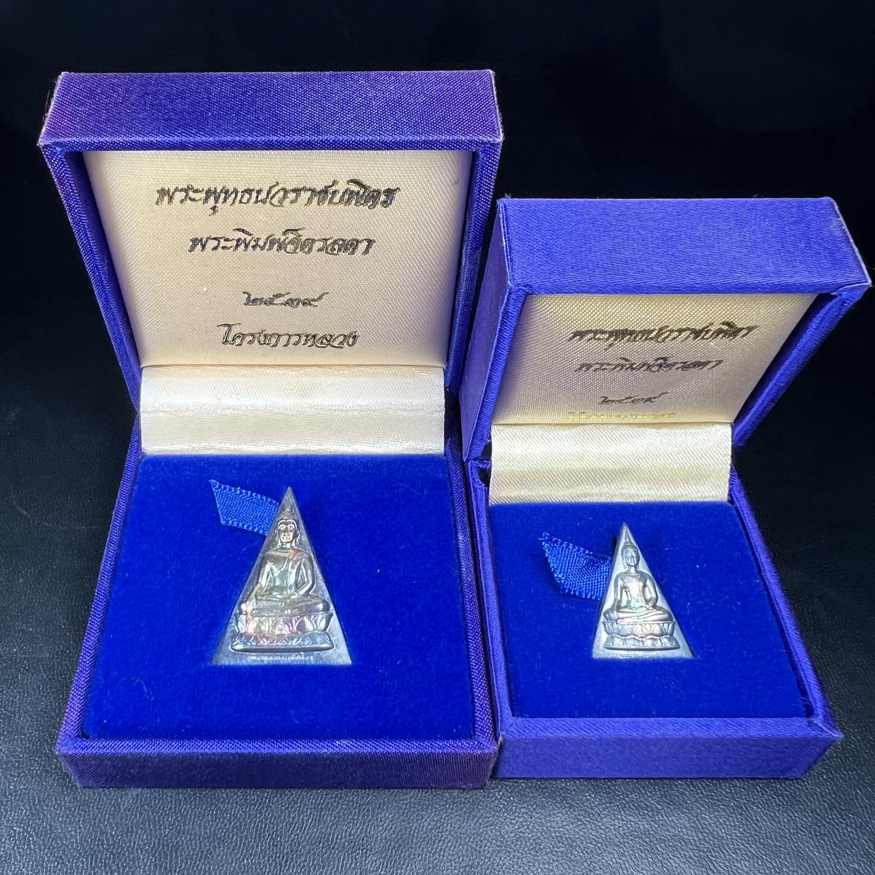 พระพุทธนวราชบพิตร พระพิมพ์จิตรลดา โครงการหลวง ปี2539 (พิมพ์ใหญ่+พิมพ์เล็ก) เนื้อเงินผิวเดิมขึ้นสีรุ่ง สวย แบบนิยมพร้อมกล่องบรรจุเดิม พิธีใหญ่ ปลุกเสกวัดพระแก้ว(1ชุด 2 องค์)