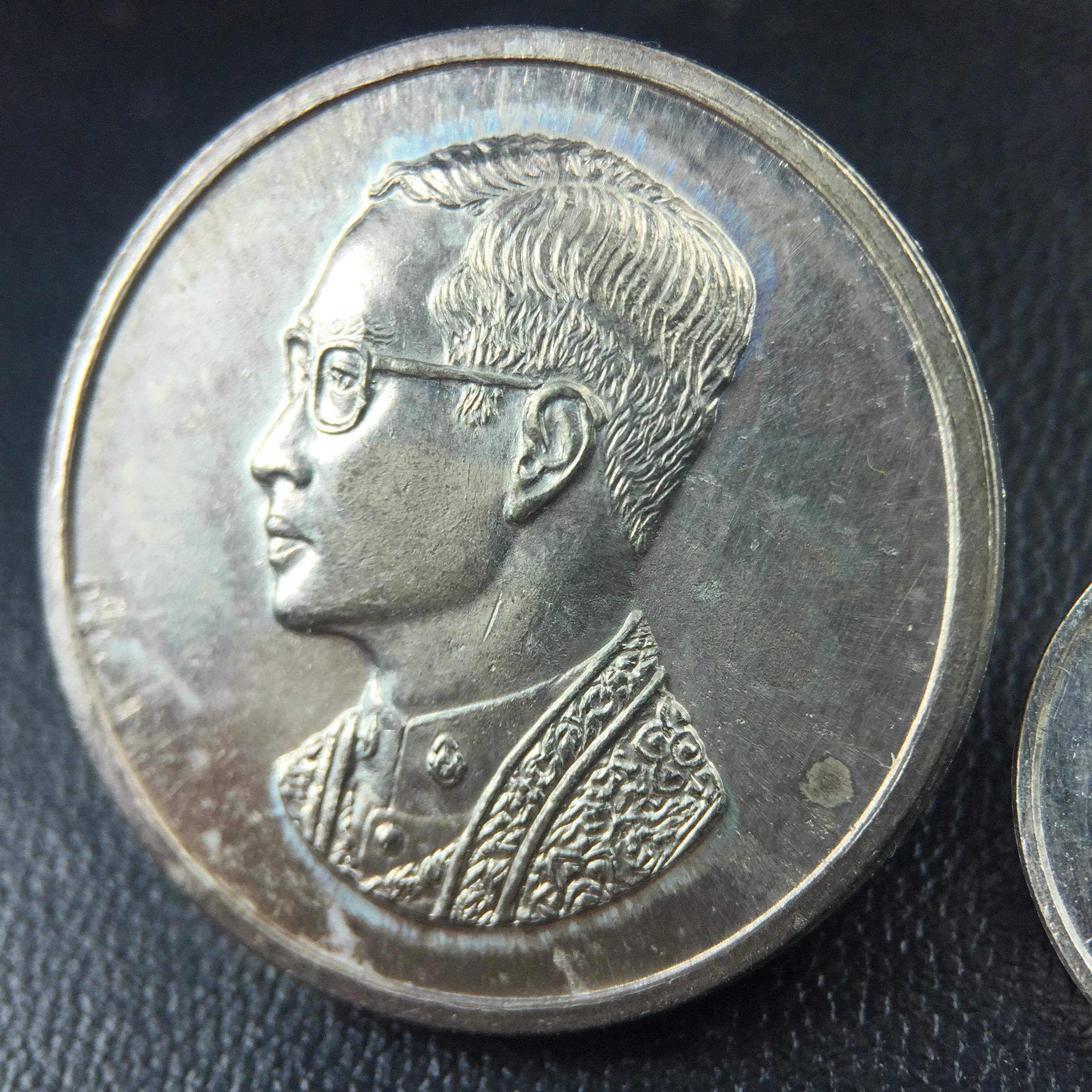 เหรียญพระบรมรูปคุ้มเกล้า รพ.ภูมิพล ปี2522 เนื้อเงิน พิมพ์ใหญ่+พิมพ์เล็ก(1ชุด รวม 2เหรียญ ครบชุดเนื้อเงินหายาก) คัดสภาพสวยเดิม(ในหลวงรัชกาลที่9 ทรงจุดไฟพระฤกษ์และเททอง พิธีใหญ่)ยอดนิยมหายาก