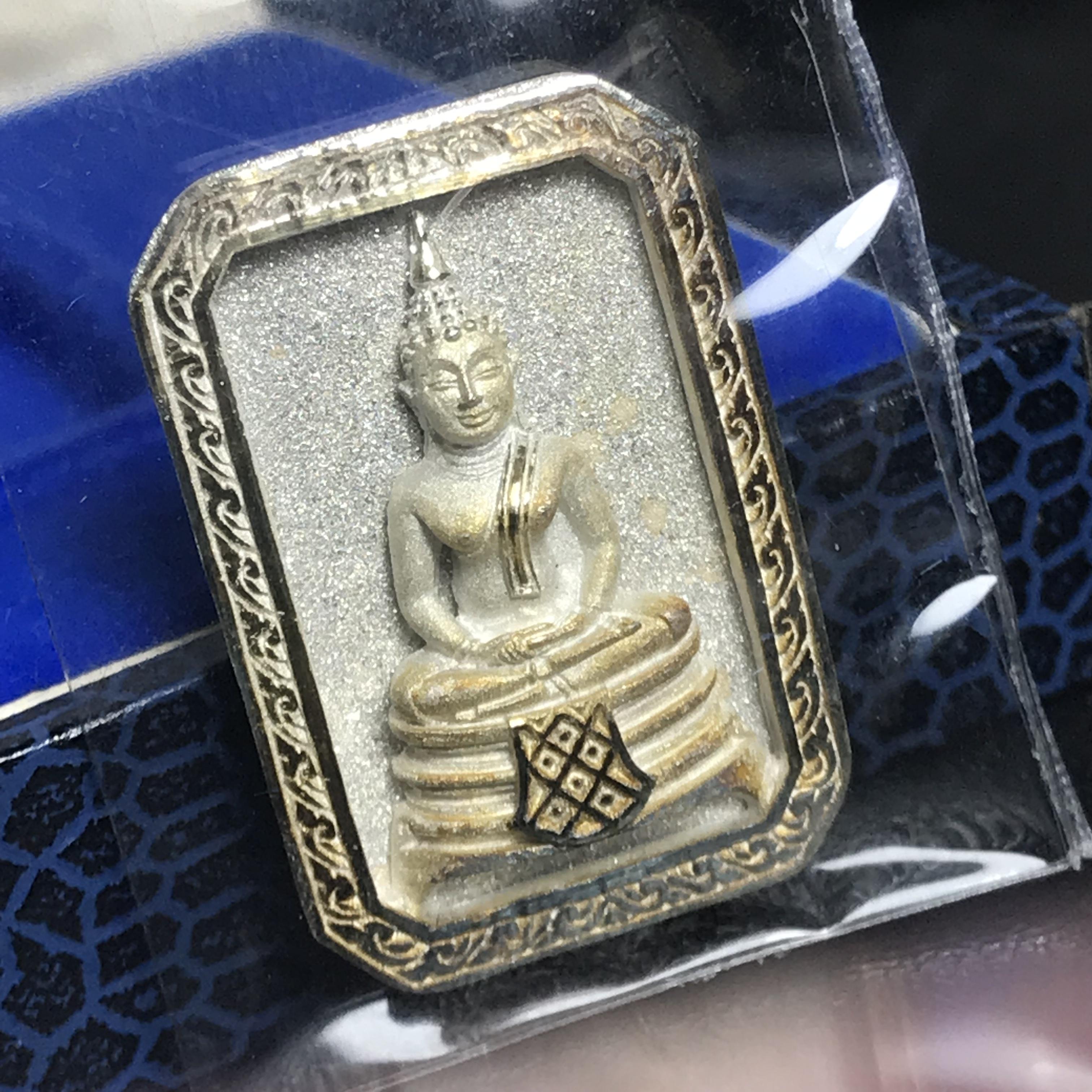 พระพุทธโสธร(หลวงพ่อโสธร) รุ่นสร้างอุโบสถ ปี2539 เนื้อเงิน พิมพ์แปดเหลี่ยม(หายาก) สภาพสวยผิวเดิมกล่องบรรจุเดิมครบสมบูรณ์