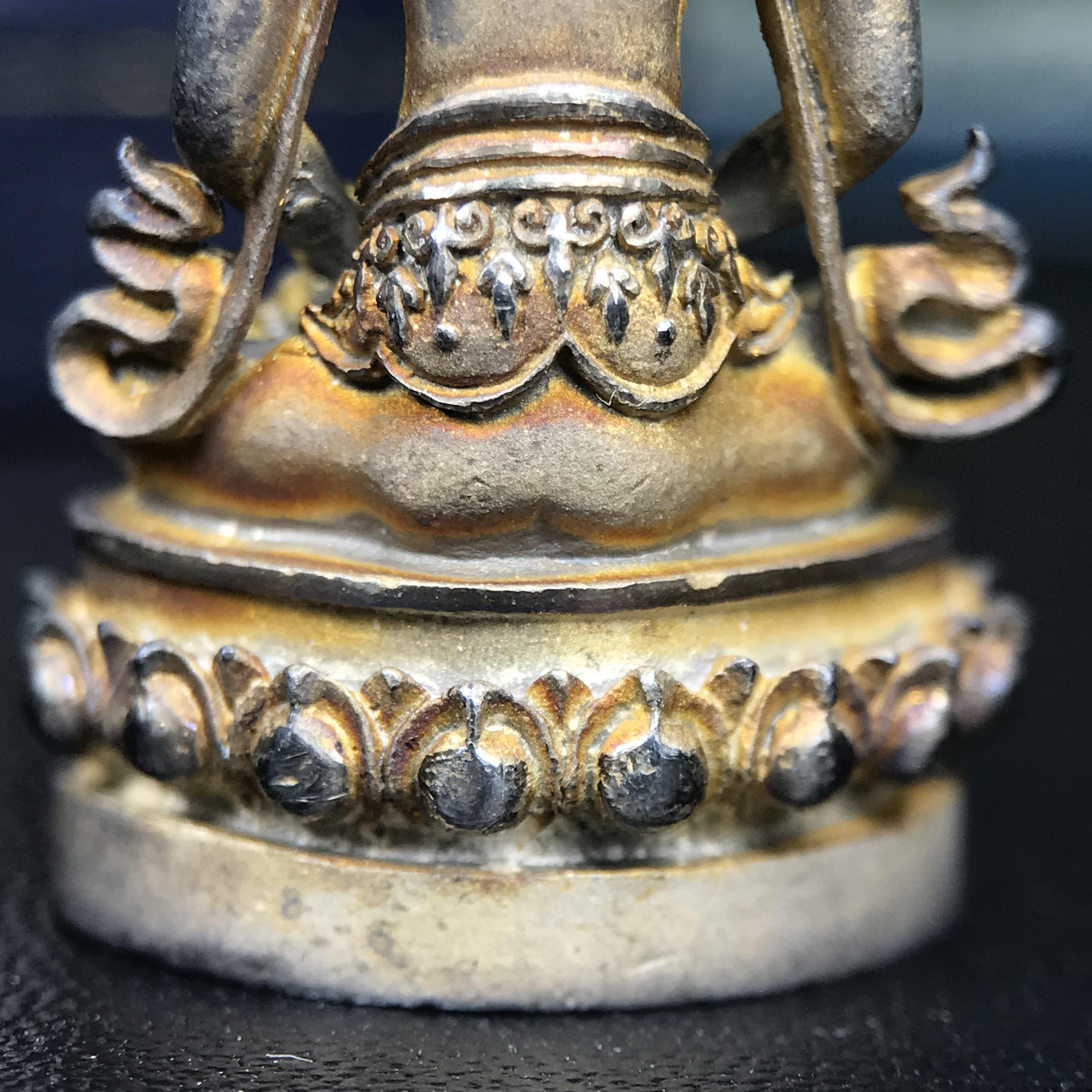 พระกริ่งอวโลกิเตศวร ( เจ้าแม่กวนอิม ) วัดโพธิ์แมนคุณาราม รุ่นอุดมโภคทรัพย์ พ.ศ.2539 เนื้อเงินพ่นทราย(ผิวเดิม ขึ้นสีรุ้งธรรมชาติ แบบนิยม เสน่ห์ของพระเนื้อเงิน) (พร้อมกล่องบรรจุการ์ดใบรับรองเดิมครบ)(อีกหนึ่งรุ่นยอดนิยม พุทธศิลป์สวยงดงาม)หายาก 1 ใน 5000 องค์