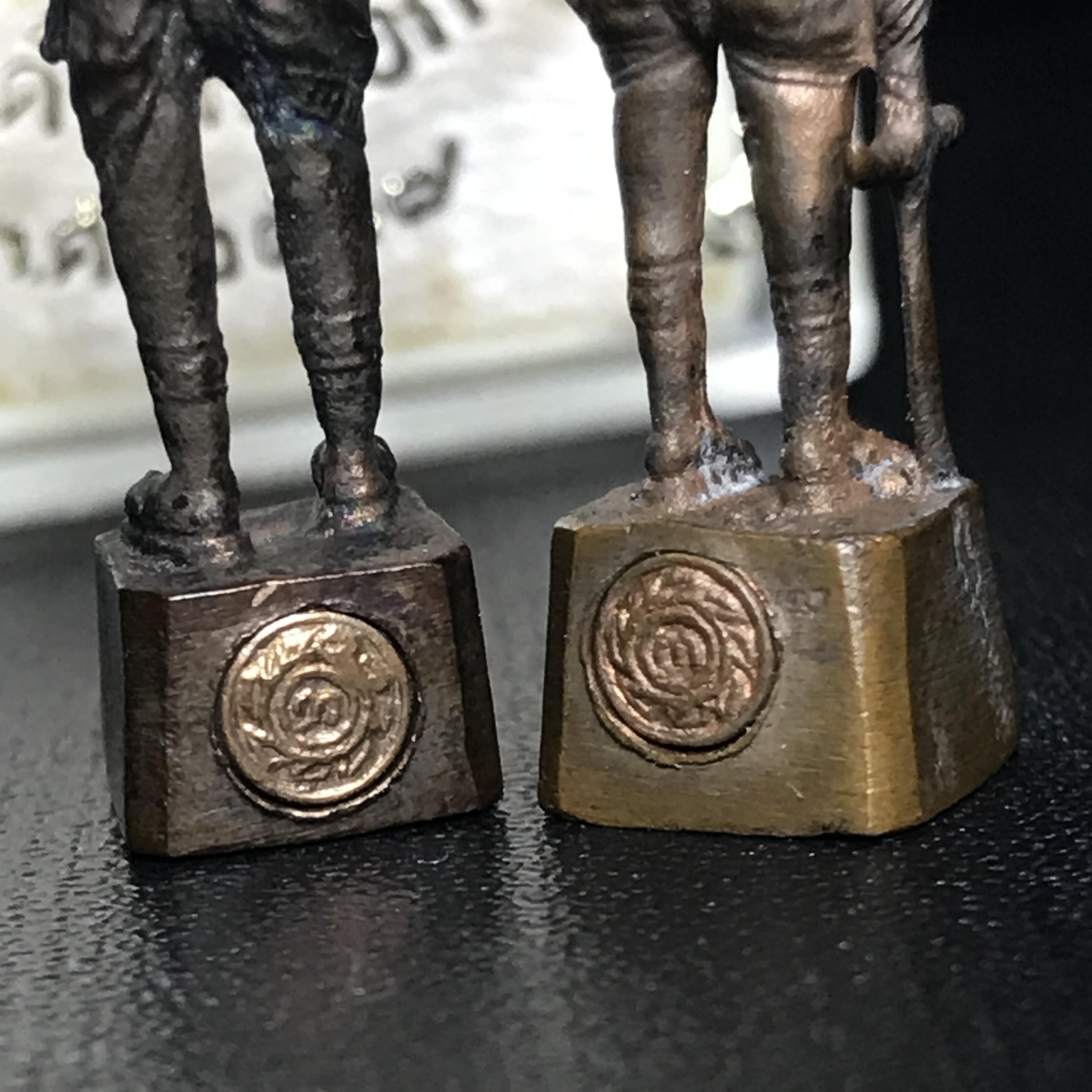 พระกริ่งสมเด็จพระนเรศวร-พระกริ่งสมเด็จพระเอกาทศรถ กองทัพภาคที่3จัดสร้าง ปี2517 เนื้อนวโลหะกล่องเดิม(หายาก)(1ใน2000ชุด)(ในหลวง ร.9 เสด็จในพิธี)